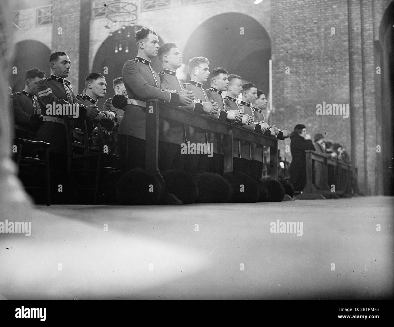 Les gardes irlandais à la prière . Messe de la Saint Patrick à la cathédrale de Westminster. Les gardes irlandais à la prière dans la cathédrale de Westminster . 17 mars 1935 Banque D'Images