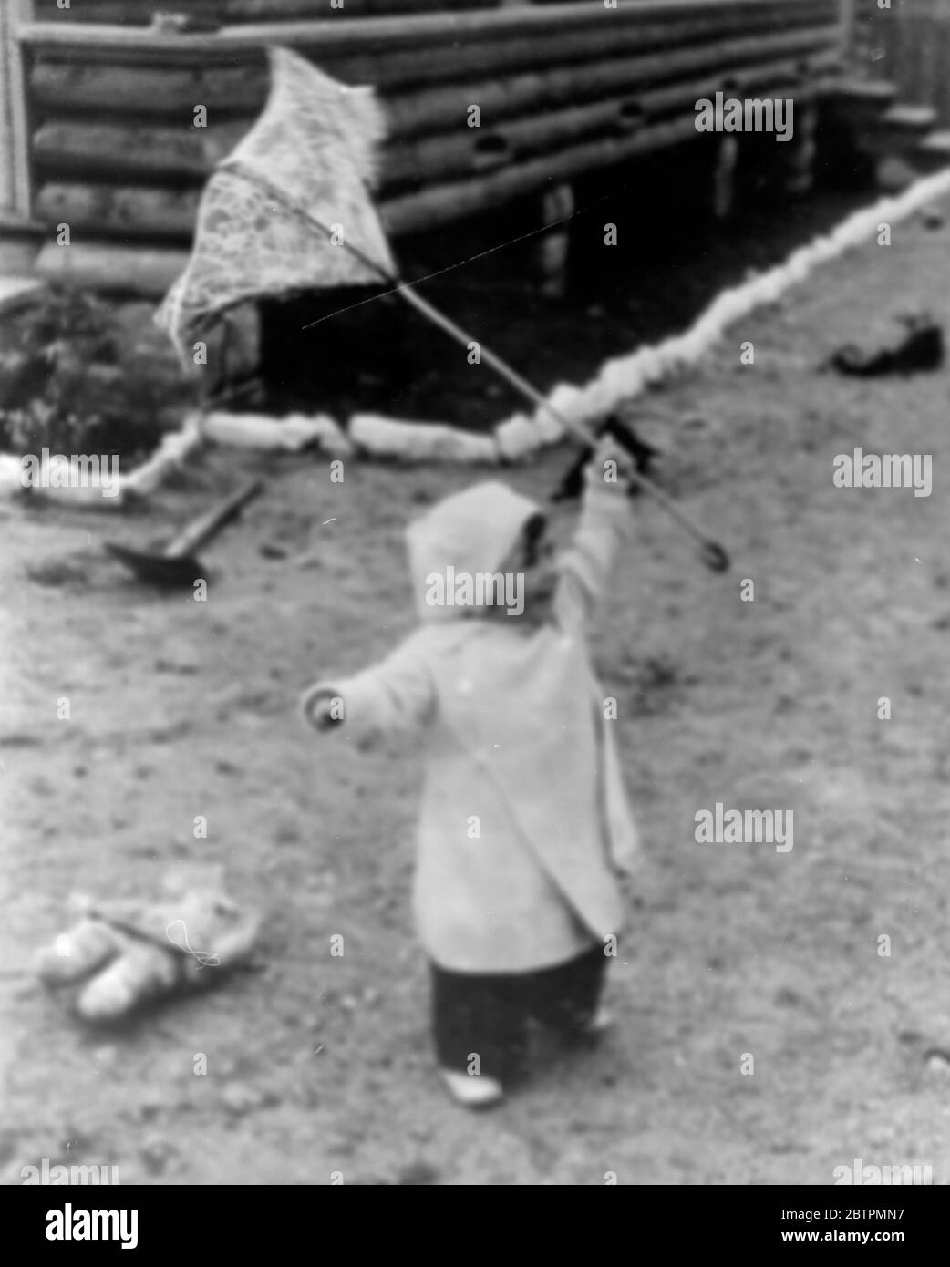 Dionnes . Marie est heureuse de son parasol . 22 octobre 1936 Banque D'Images