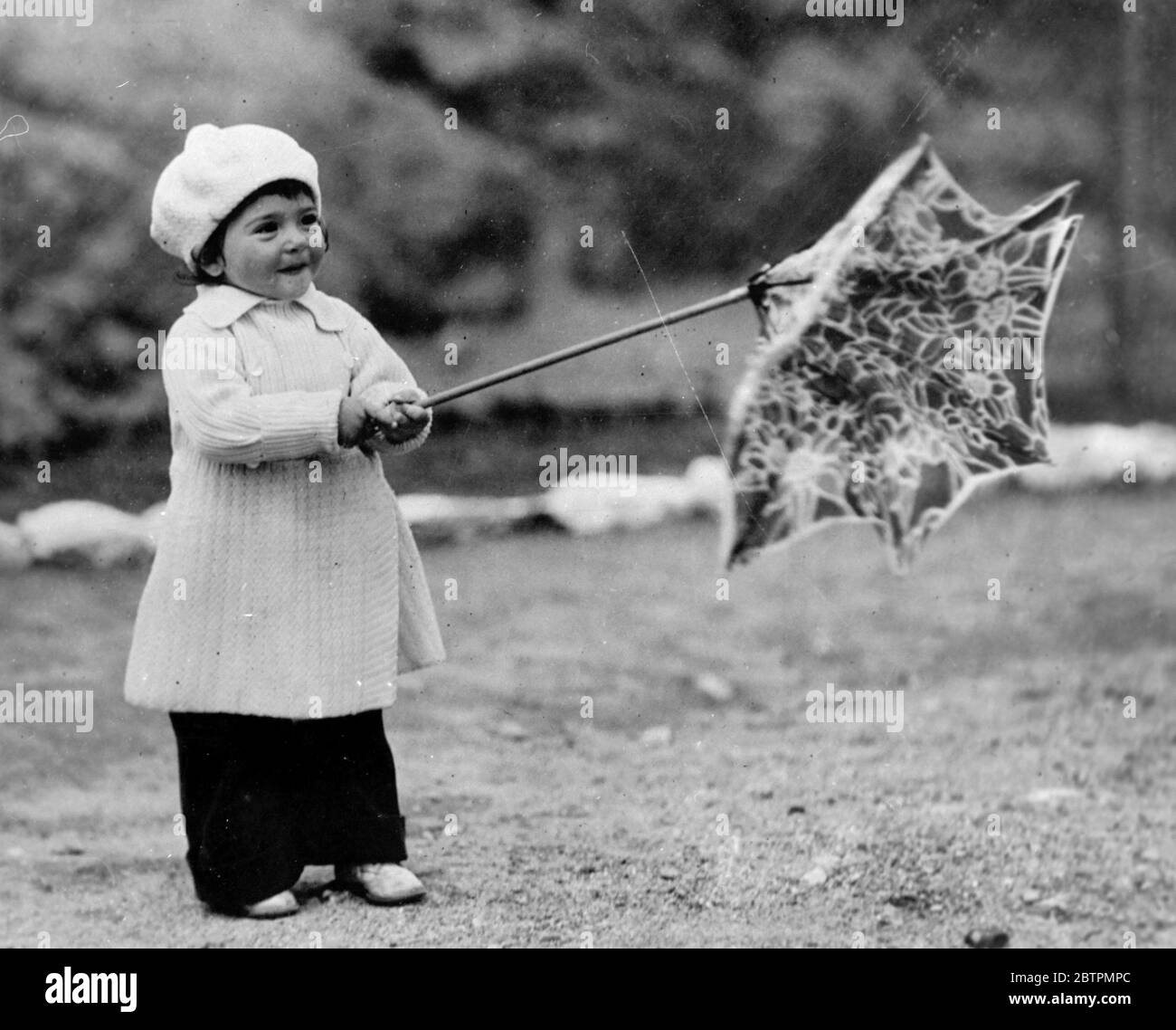Dionnes . Annette avec son parasol . 22 octobre 1936 Banque D'Images