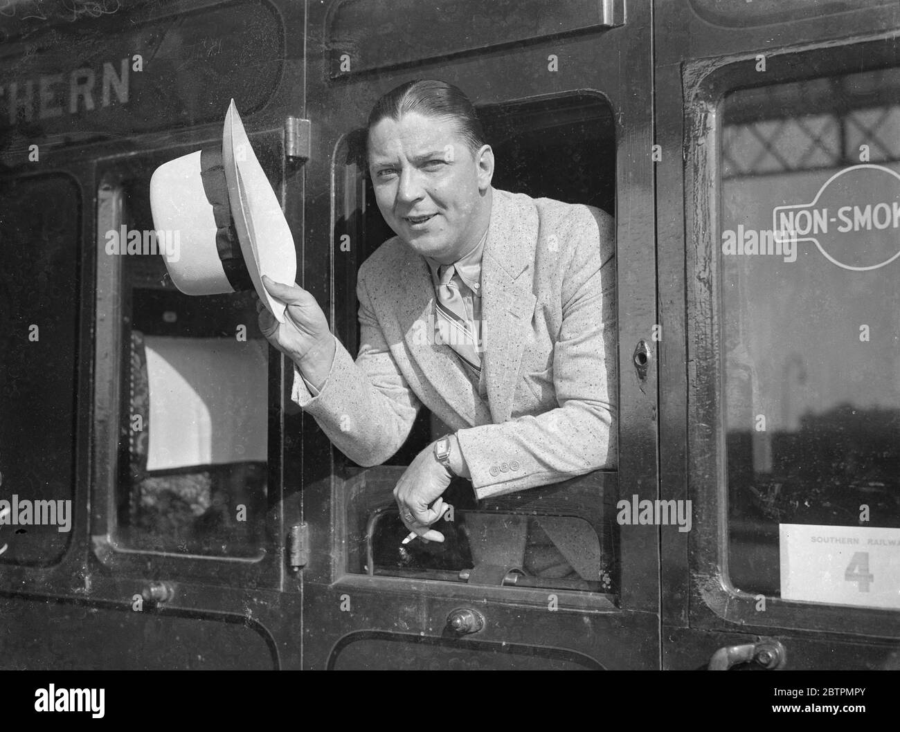 Spectacles de photos : Charles Penman [ radio canadienne , cbc , acteur vocal ? ] 1936 Légende originale de négatif Banque D'Images