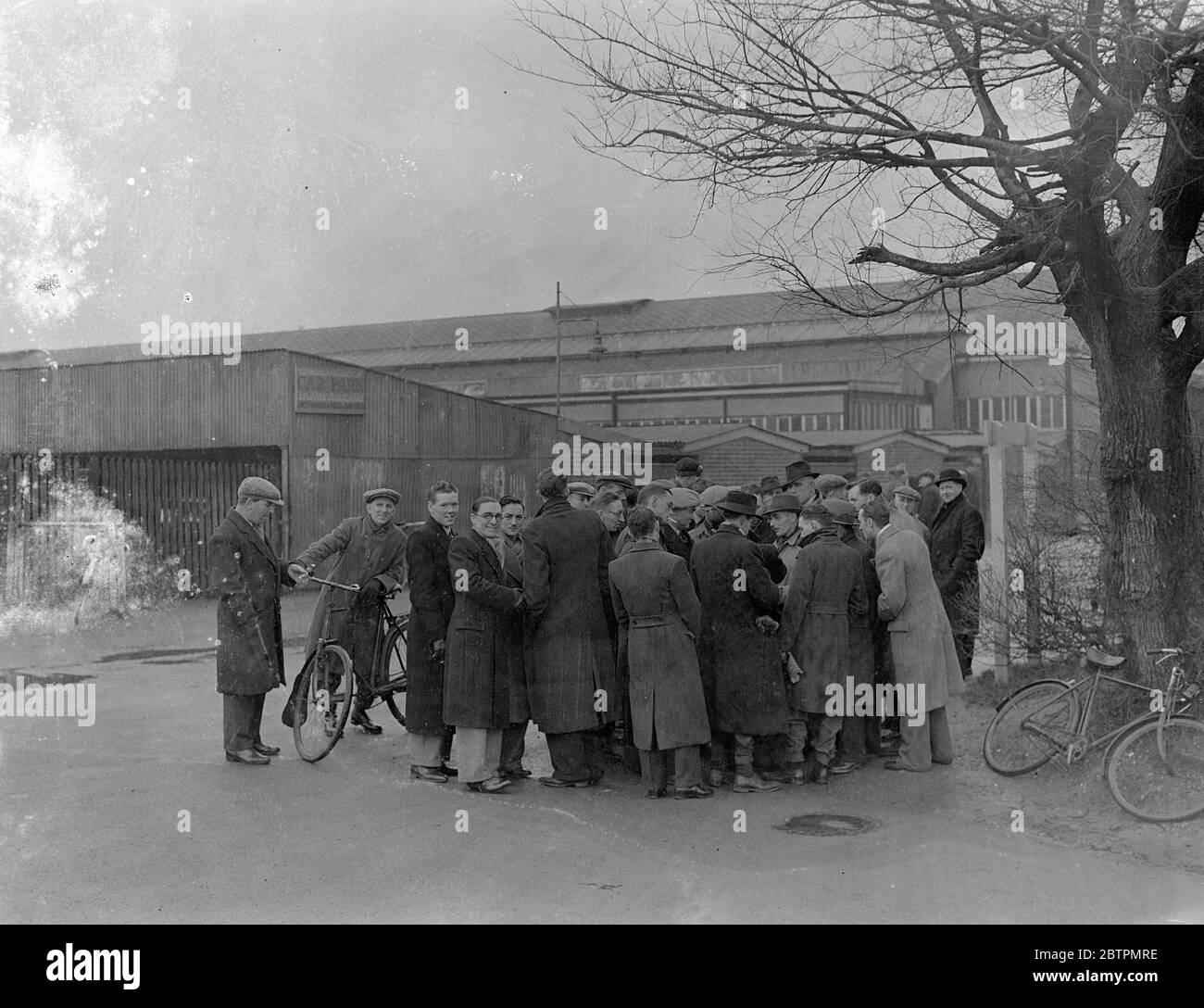 La grève de l'aviation de Fairey se poursuit. On estime que plus de 1000 hommes sont maintenant touchés par l'arrêt de l'usine de la Fairey Aviation Company, Hayes, Middlesex. Le conflit a commencé par une grève de surdurée lorsque les hommes ont protesté contre le licenciement d'un travailleur dans l'atelier de machines. Les hommes demandent que l'homme soit réintégré. Seul le quart de jour est impliqué dans la grève, qui est maintenant affaire de rester à l'extérieur. Photos : une ligne d'hommes à l'entrée de l'usine. 6 mars 1937 Banque D'Images
