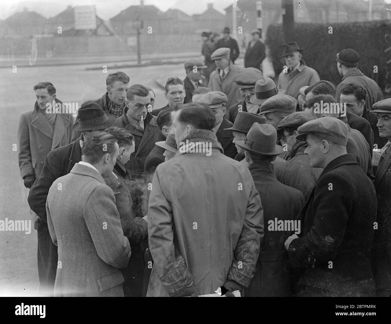La grève de l'aviation de Fairey se poursuit. On estime que plus de 1000 hommes sont maintenant touchés par l'arrêt de l'usine de la Fairey Aviation Company, Hayes, Middlesex. Le conflit a commencé par une grève de surdurée lorsque les hommes ont protesté contre le licenciement d'un travailleur dans l'atelier de machines. Les hommes demandent que l'homme soit réintégré. Seul le quart de jour est impliqué dans la grève, qui est maintenant affaire de rester à l'extérieur. Photos : une ligne d'hommes à l'entrée de l'usine. 6 mars 1937 Banque D'Images