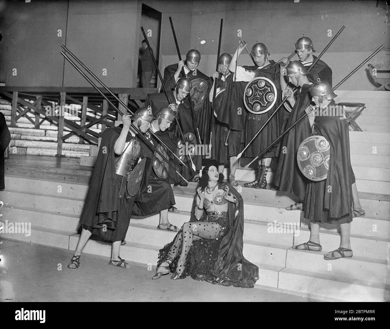Salome attaqué ! . Répétition de la tenue du spectacle passion à Albert Hall . Conçu comme le plus grand spectacle jamais vu à Londres , mais le jeu passion ' Roi de gloire ' , écrit par Mme L M Shiner , épouse du vicaire de Londres , est produit à l' Albert Hall , Londres . Plus de 1000 acteurs , chanteurs et musiciens y participent . L'histoire est tissée autour de l'évangile , de l'entrée du Christ à Jérusalem à l' Ascension . La reine Mary est de voir une performance . Photos , Salome ( Mlle Pamela Foster ) attaqué par des soldats romains des gardes gallois lors de la répétition de la robe . 12 février Banque D'Images