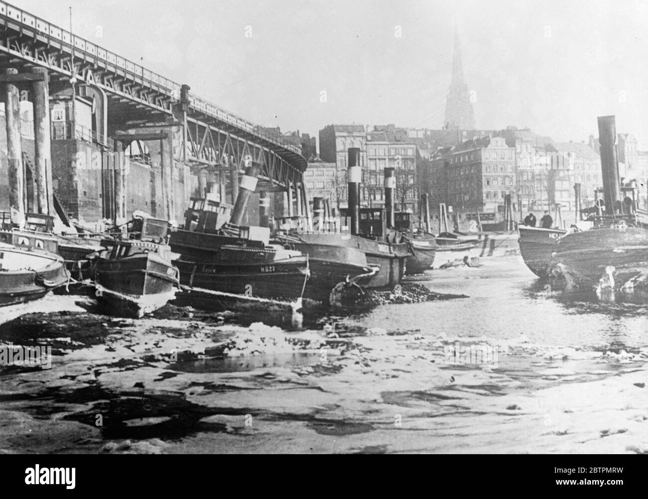 Port de Hambourg gelé . Des vents amèrement froids de l'est et du Sud-est ont gelé le port inférieur d'Elbe et de Hambourg est bloqué par de la glace . Les remorqueurs et autres petites vesaselles sont tenus rapidement. Photos spectacles , bateaux tenus rapidement par la glace dans le port gelé de Hambourg . 27 janvier 1937 Banque D'Images