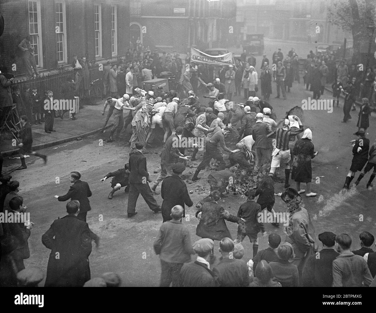 Les étudiants se battent à Clerkenwell RAG. Avec la farine et la suie qui volent dans des nuages denses, la rue St John est devenue un champ de bataille lorsque les étudiants du Northampton Engineering Institute Clerkenwell, ont tenu leur chiffon de carotte annuel. Photos : la bataille entre les étudiants de St John Street Clerkenwell. 4 novembre 1936 Banque D'Images