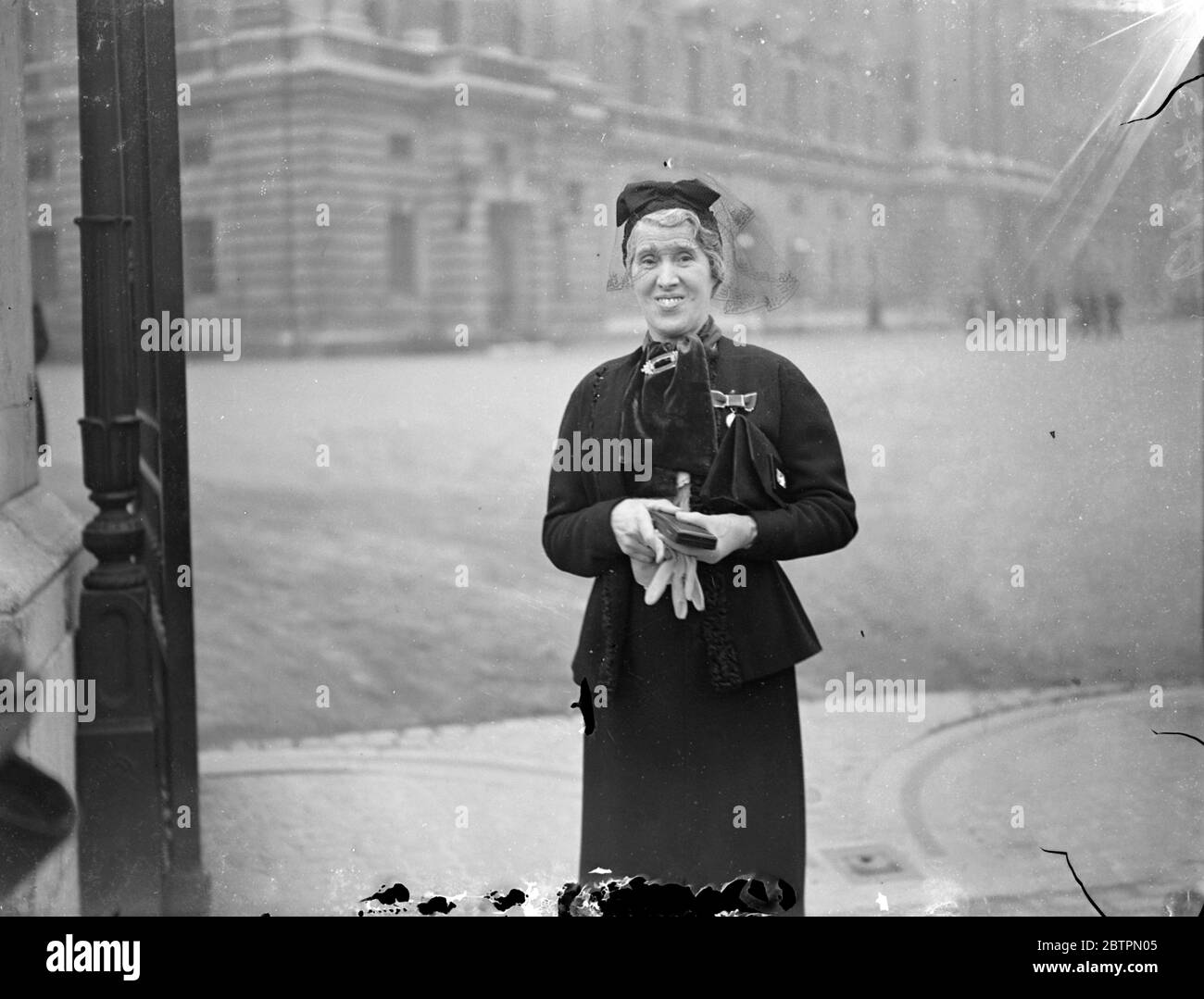 Lady Macpherson à l'investiture. Le roi a tenu la première investiture de son règne au Palais de Buckingham lorsque des honneurs et des décorations ont été accordés conformément à la liste des honneurs du nouvel an. Photos : Lady Macpherson qui a été à la tête après avoir reçu le prix Kaiser-i-Hind [Médaille Kaisar-i-Hind pour la fonction publique en Inde]. 24 février 1937 Banque D'Images