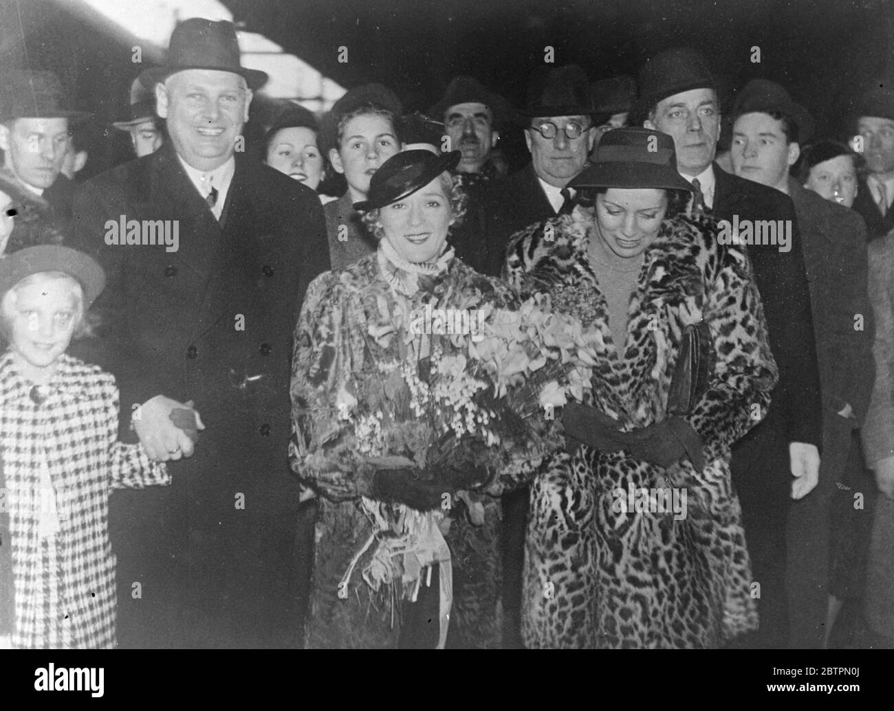 Mary Big pour à Stockholm. Mme Mary Pickford, qui voyage en Europe, est maintenant arrivée à Stockholm, en Suède. Photos: Mary Pickford (à gauche) à son arrivée à Stockholm. 20 avril 1937 Banque D'Images