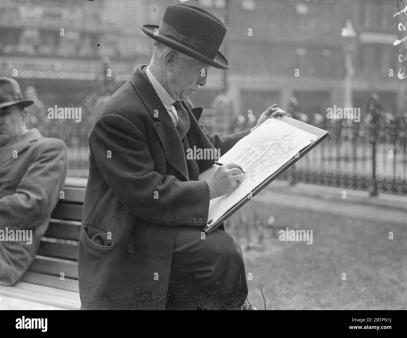 Trois en un. Acteur, auteur, artiste, écrit des livres et des avions entre les répétitions. Billy Percy, qui répète maintenant pour la Grande Duchesse, qui ouvrira bientôt au théâtre de Daly, à Londres, est un homme de plusieurs parties. Entre les répétitions, il se glisse sur Leicester Square pour dessiner la vieille maison de Sir Joshua Reynolds, qui doit être démolie, pour un nouveau livre qu'il écrit. Son nouveau livre « l'Empire vient à la maison » doit être publié. Spectacles photo, Billy Percy esquissant pour son nouveau livre à Leicester Square. 23 avril 1937 Banque D'Images
