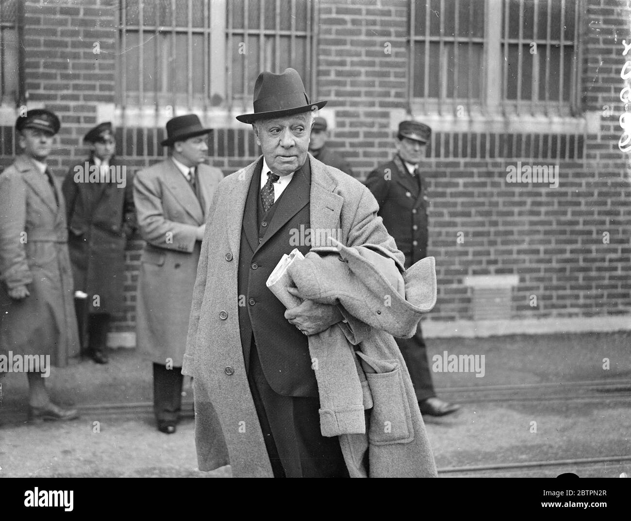L'acteur shakespearien vétéran américain arrive. Otis Skinner, ancien acteur shakespearien américain, est arrivé à Southampton à bord des Europs de New York. Spectacles photo, Otis Skinner à l'arrivée à Southampton. 16 avril 1937 Banque D'Images