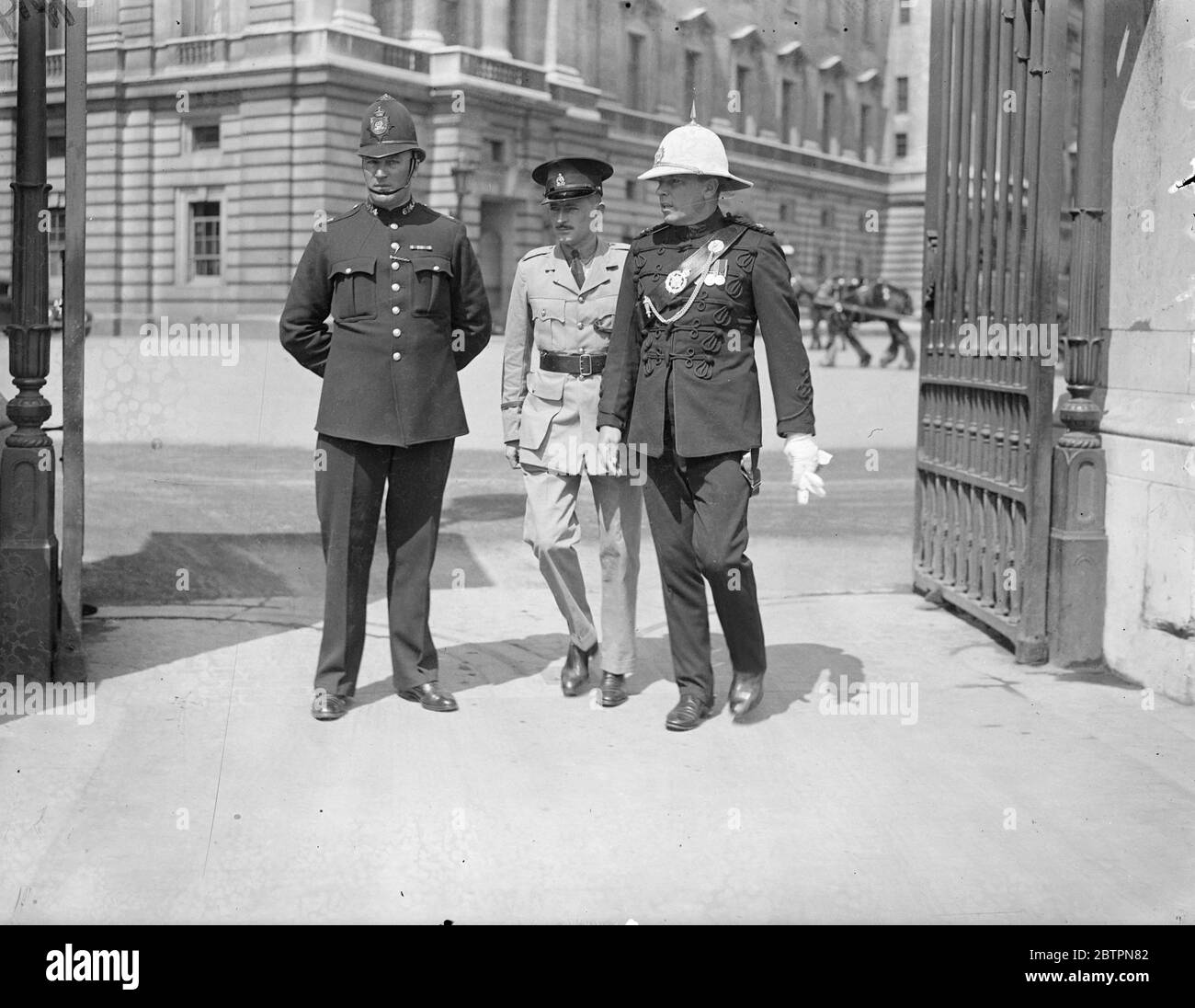 Investiture du roi. Le Roi a tenu une investiture pour les membres de l'ordre de Saint Jean au Palais de Buckingham. La cérémonie faisait partie de la célébration du Jubilé de la Brigade d'Ambulance Saint-Jean. Photos : G. R. Gribble, police kenyane (à gauche) et I. Hudson, police indienne. 25 mai 1937 Banque D'Images