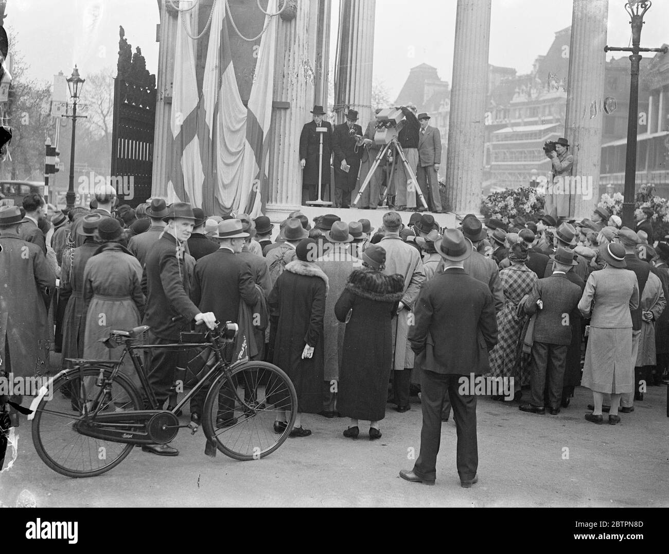 Tests télévisuels le long de la route de Coronation. L'appareil qui sera utilisé pour la télévision de l'infanterie du Coronation a été testé le long de la route de la procession et les foules à Hyde Park Corner mis en file d'attente pour être télévisé. La télévision du Couronnement sera la première tentative de télévision à grande échelle dans le monde. Spectacles photo : télévision à la foule à Hyde Park Corner pendant le test. 16 mai 1937 Banque D'Images