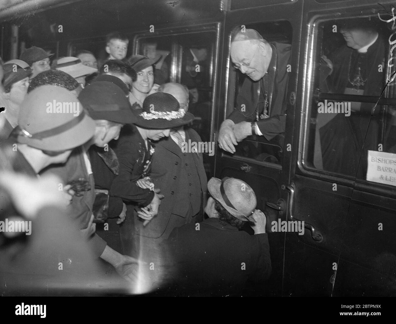 Mille pèlerins partent pour Lourdes. Mille pèlerins catholiques romains ont quitté Londres pour Lourdes, le sanctuaire des Pyrénées, dans l'espoir de trouver des cures des pèlerins cent 50 sont invalides, certains aveugles, certains infirmes de naissance, et Lourdes est leur dernier espoir. Ils étaient dirigés par le père JC McKenna de Westminster. Photos, Mgr Hinsley, qui parle aux pèlerins depuis sa fenêtre de calèche à Victoria. 8 juin 1937 Banque D'Images