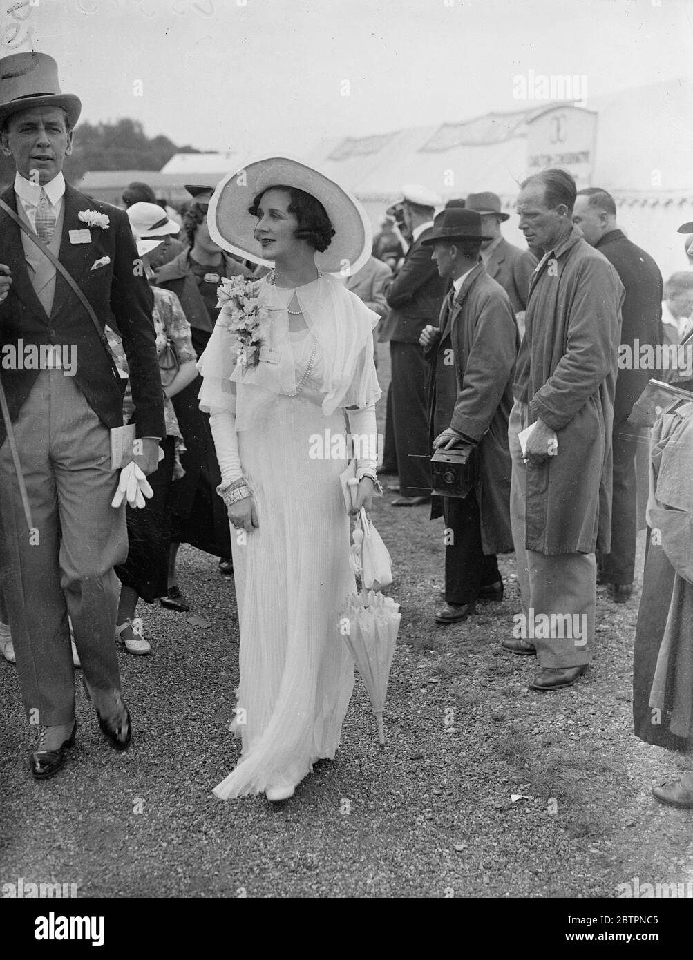 La mode Ascot de Lady Dalrymple-Chamtney. Spectacles photo: Lady Dalrymple-Chamtney portant une belle mode blanche le deuxième jour de la rencontre d'Ascot. 16 juin 1937 Banque D'Images