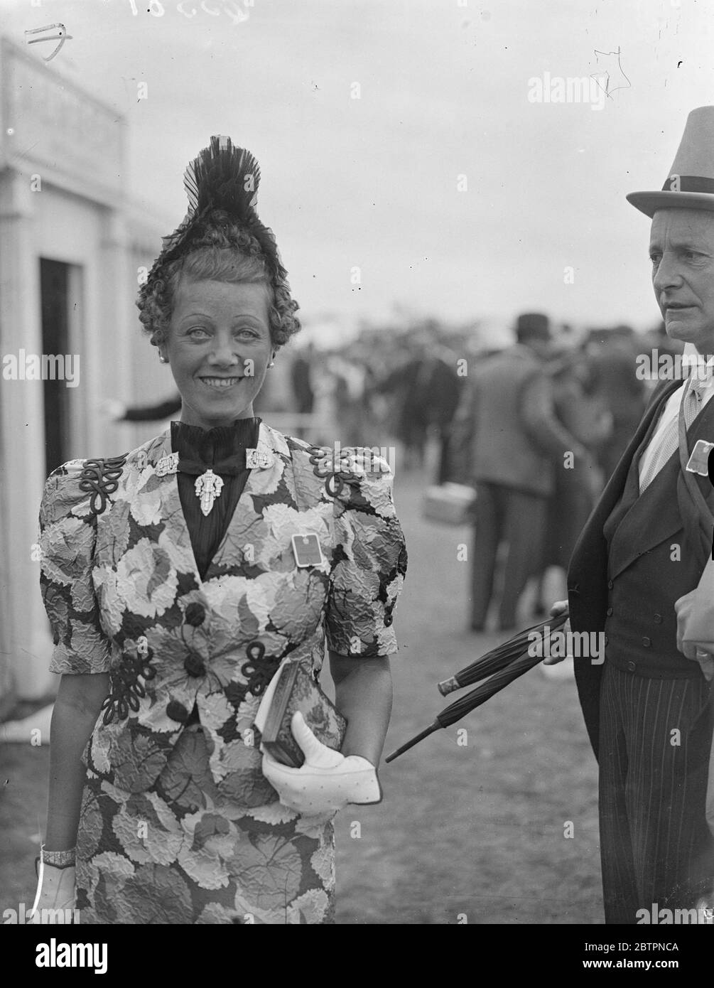 Frittes Ascot. Spectacles photo: Chapeau à volants de mode de design inhabituel porté par Mme Philip Carr le deuxième jour de la réunion d'Ascot. 16 juin 1937 Banque D'Images