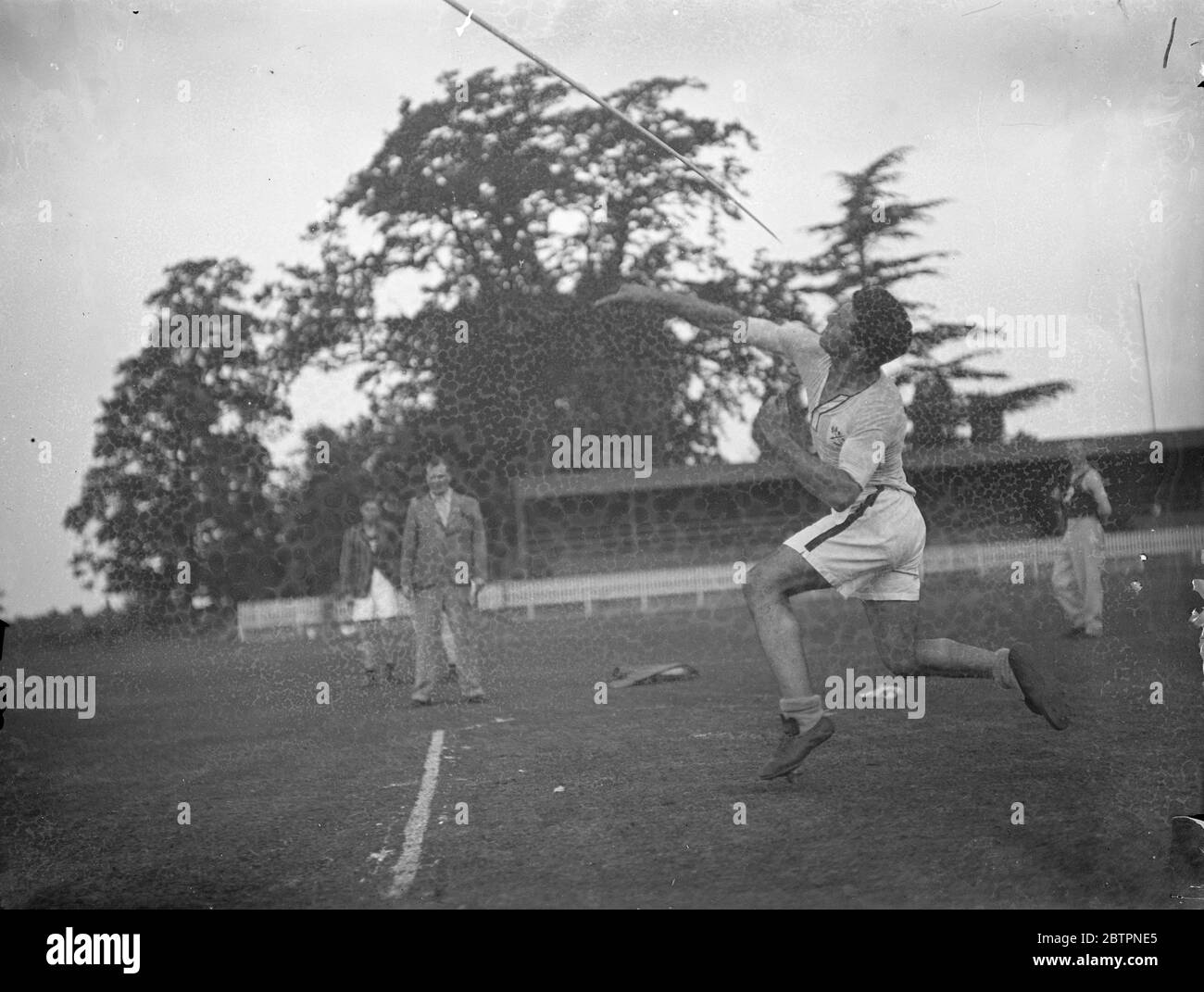 Javelin à des championnats de police. Les Championnats d'athlétisme de la police métropolitaine ont eu lieu à Imber court, Surrey. Expositions de photos : E. Glaisher de la Division C lançant le javelin dans la finale de l'événement. 16 juin 1937 Banque D'Images