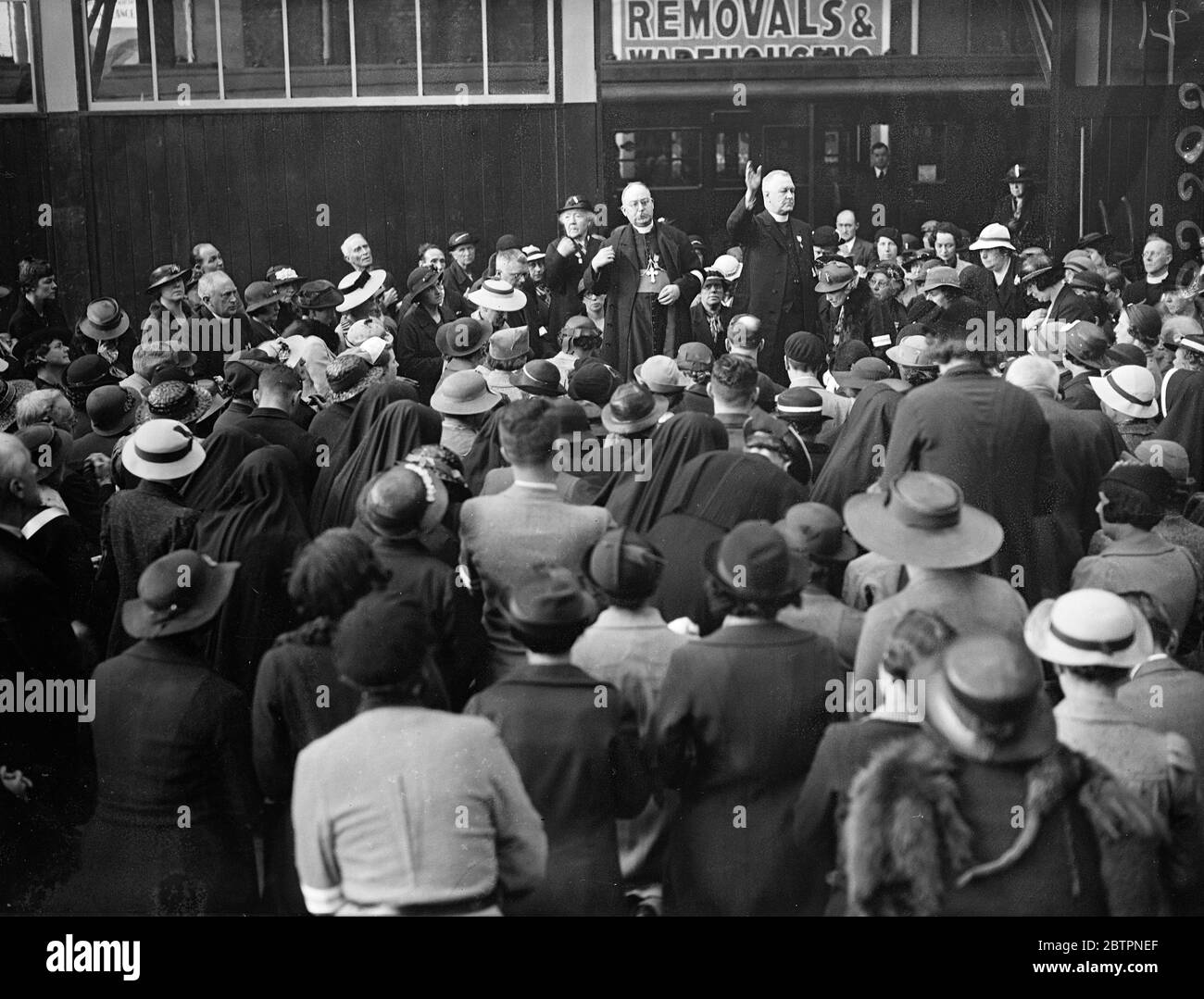 Les pèlerins partent pour Lourdes. Mille pèlerins catholiques romains ont quitté Londres pour Lourdes, le sanctuaire des Pyrénées, dans l'espoir de trouver des remèdes. Des pèlerins, cent 50 sont invalides, certains aveugles, certains paralysent de naissance, et Lourdes est leur dernier espoir. Ils étaient dirigés par le père JC McKenna de Westminster. Des spectacles de photos, la scène impressionnante sur la plate-forme de la gare Victoria, alors que les pèlerins priaient avant le départ. 8 juin 1937 Banque D'Images