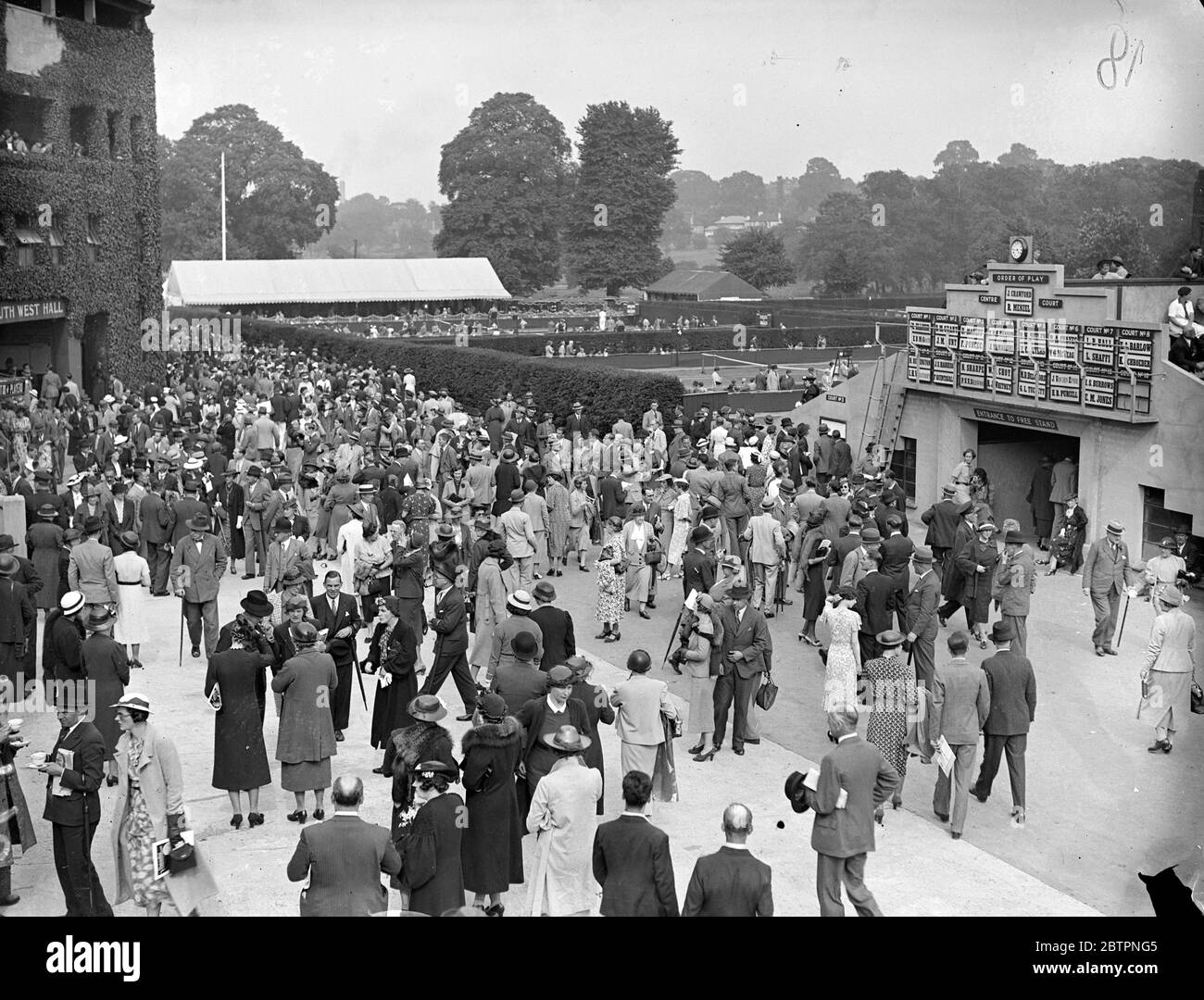 Public d'ouverture à Wimbledon. L'été, une foule importante se fait affluent sur les courts de Wimbledon pour le jour d'ouverture des championnats d'Angleterre. Des spectacles photo, une vue générale de la foule et de jouer le jour d'ouverture à Wimbledon. 21 juin 1937 Banque D'Images
