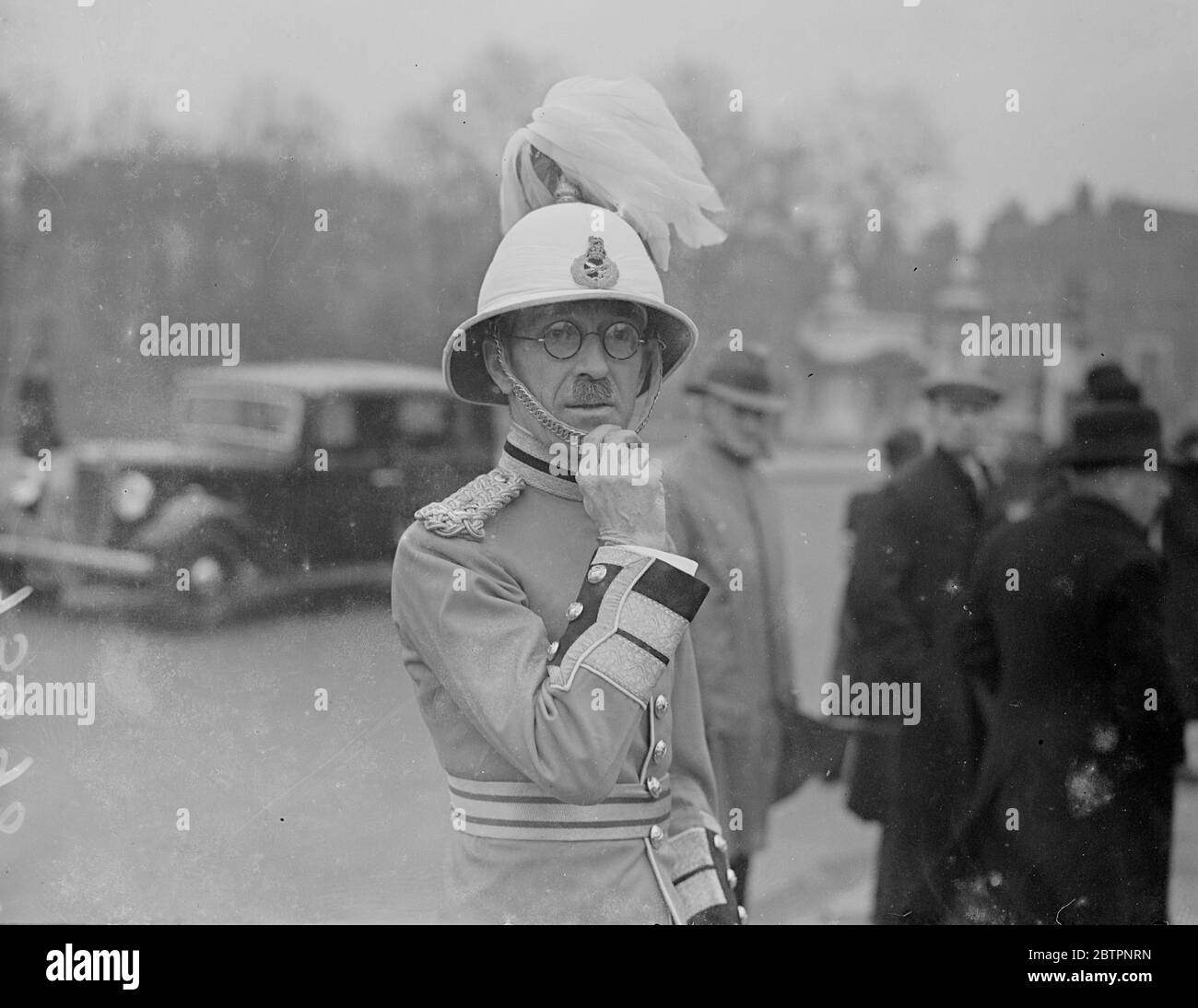 Général de l'Armée indienne à l'investiture les distinctions honorifiques décernées dans la liste des distinctions honorifiques du nouvel an ont été décernées par le Roi à une investiture à Buckingham Palace, Londres. Expositions de photos, le général MacMahon quitte Buckingham Palace après avoir reçu l'ISC. 15 février 1938 Banque D'Images