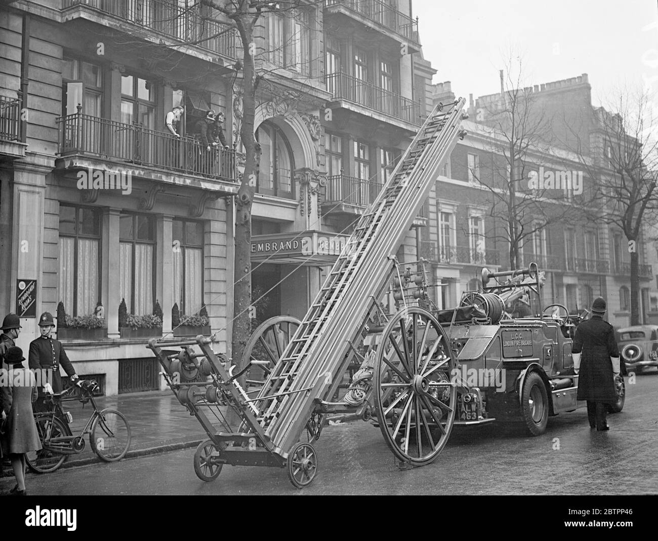 Feu à l'hôtel de Londres. Un incendie a éclaté à l'hôtel Rembrandt de Thurlee place. Des spectacles de photos, un incendie à l'extérieur de l'hôtel. 31 janvier 1938 Banque D'Images