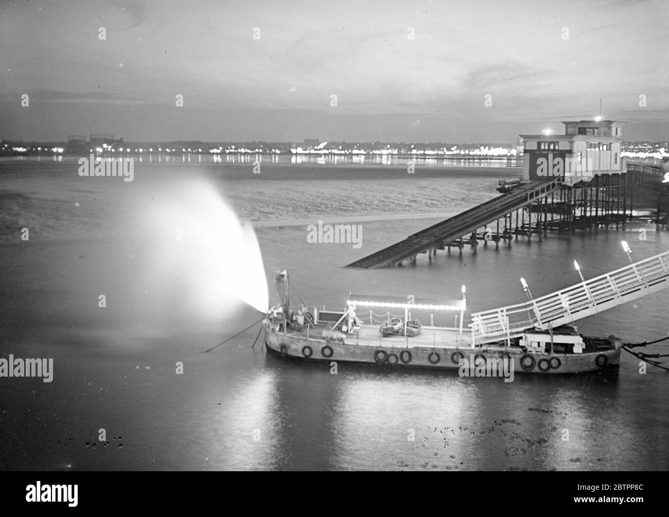 Le spectacle de lumière de Southend. Un ponton « en feu » à Southend Pierhead dans le cadre des illuminations spectaculaires de Southend, qui sont actuellement en service. Derrière le ponton se trouve le bateau de sauvetage et au loin, les lumières scintillantes du front de mer du 1er août 1938 Banque D'Images