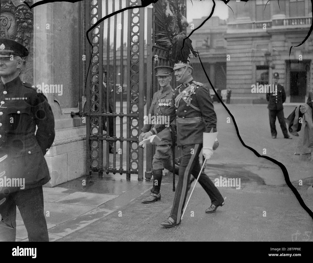 Départ après l'investiture. Une investiture a été organisée par le Roi au Palais de Buckingham, le premier à y avoir lieu pendant plusieurs années. La participation a été principalement constituée d'admissions et de promotions dans les classes supérieures des ordres de Chivalry, faites dans les honneurs d'anniversaire. Expositions de photos, le capitaine Adam Sullivan du 16e The Queen's Landers a décerné l'OBE (avec plume). 5 juillet 1938 Banque D'Images