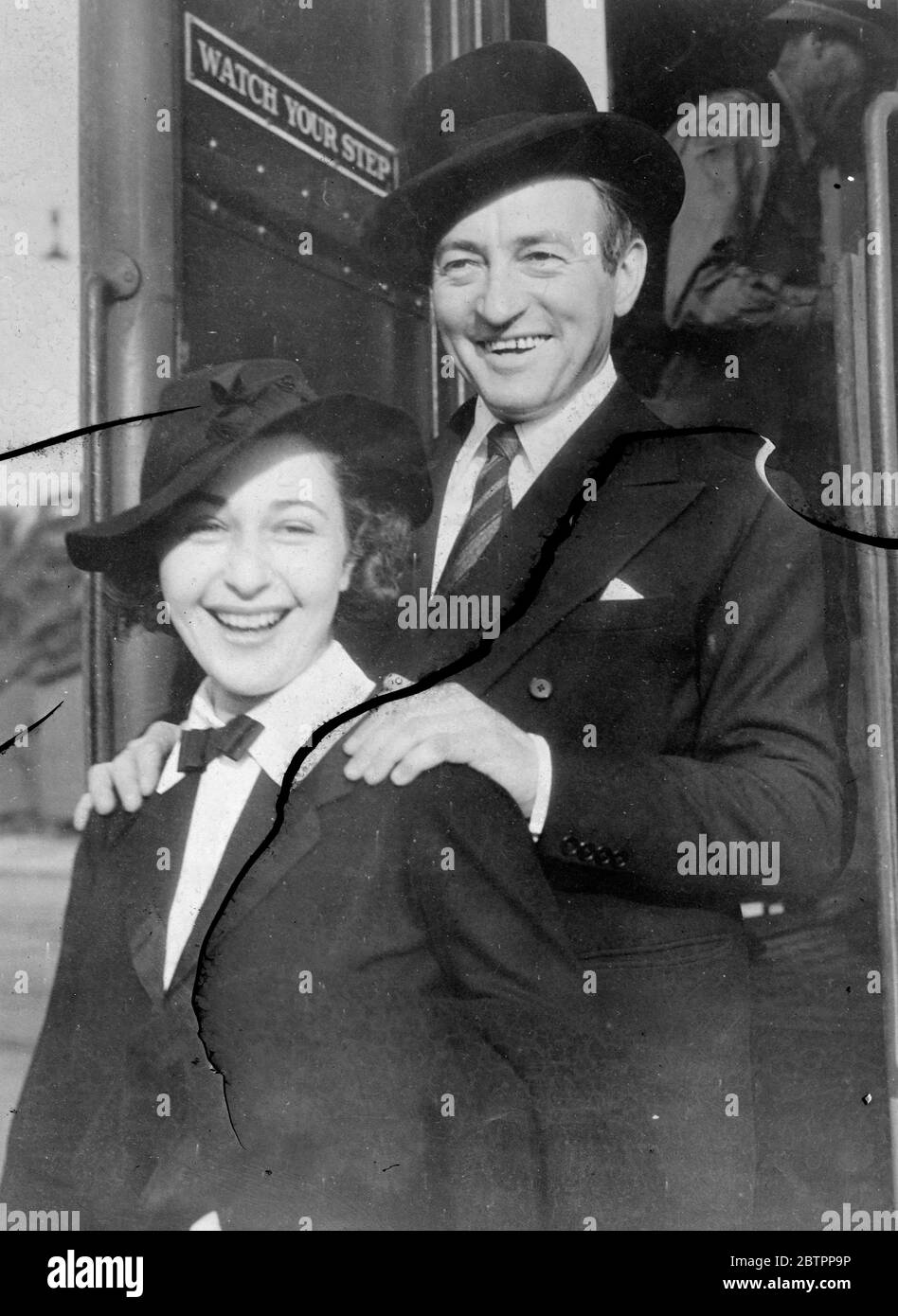 M. Claude pleut un père. Mme Claude RAINS, épouse de l'acteur de cinéma né en Angleterre et apparu dans 'le voyout' et 'l'homme invisible', a donné naissance à sa fille à Hollywood. Mme RAINS était autrefois Mlle Frances Propper. Le mariage a eu lieu en avril 1935. M. RAINS, qui a 46 ans, a été marié quatre fois. Photos , M. et mme Claude Rins. 25 janvier 1938 Banque D'Images