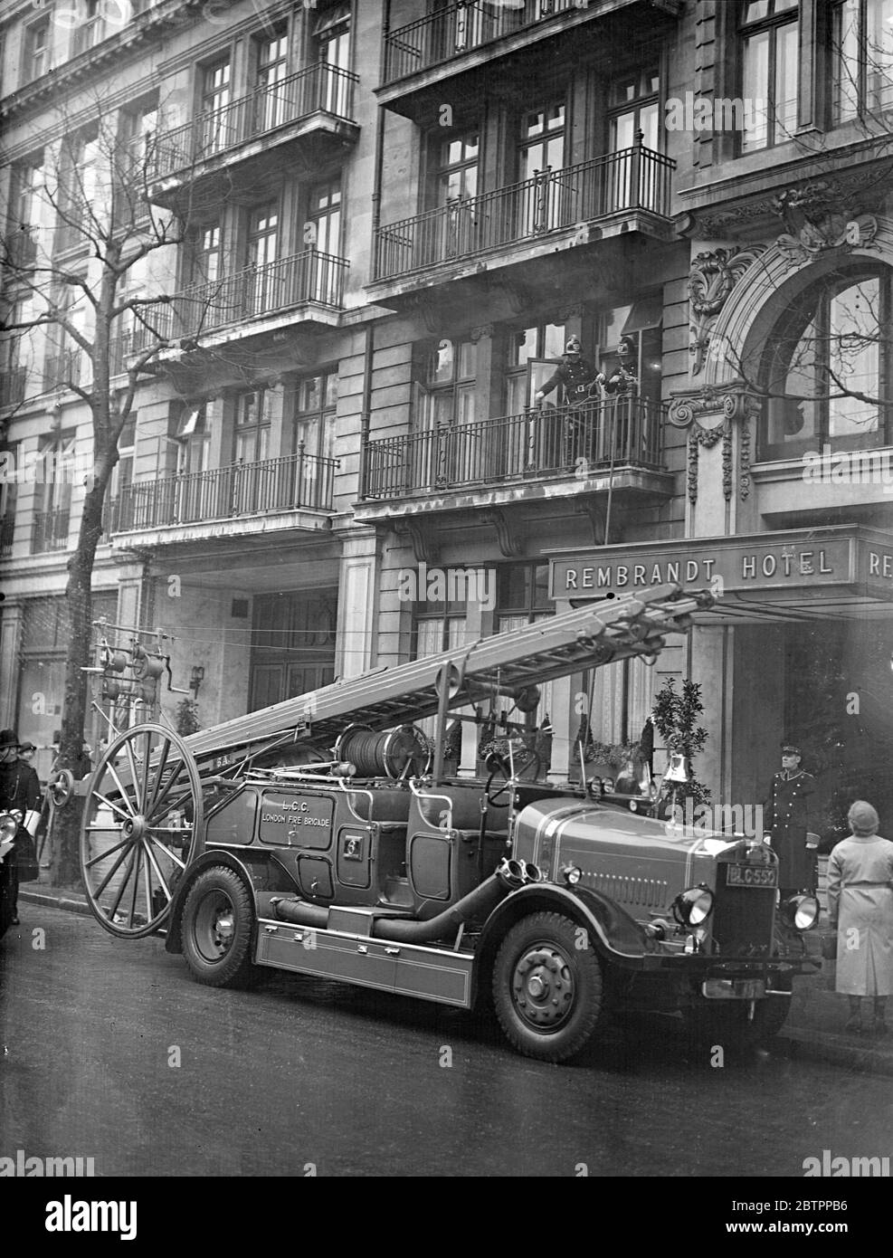 Feu à l'hôtel de Londres. Un incendie a éclaté à l'hôtel Rembrandt de Thurlee place. Des spectacles de photos, un incendie à l'extérieur de l'hôtel. 31 janvier 1938 Banque D'Images