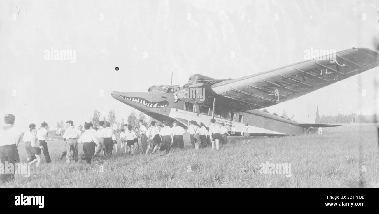 Ailé 'Crocodile'. Un avion de style roman, avec une prow en forme de mâchoires de crocodile, attirant l'attention des écoliers à Obninskaya, près de Moscou. Les garçons étaient des enfants réfugiés espagnols qui ont reçu une visite de l'avion pour célébrer le premier anniversaire de leur arrivée en Russie soviétique. 4 juillet 1938 Banque D'Images