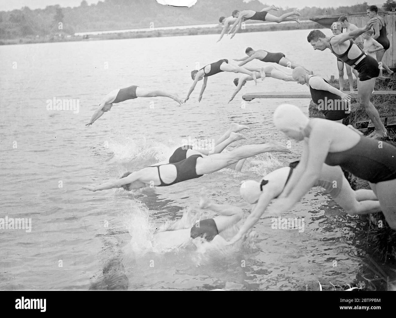 Vacances paresseuses. Le soleil éclatant a amené de nombreux vacanciers à l'Aquadrome de Rickmansworth, Hertfordshire, aujourd'hui (dimanche). Des spectacles de photos, des baigneurs plongent dans les eaux fraîches de l'Aquadrome, Rickmansworth. 31 juillet 1938 Banque D'Images