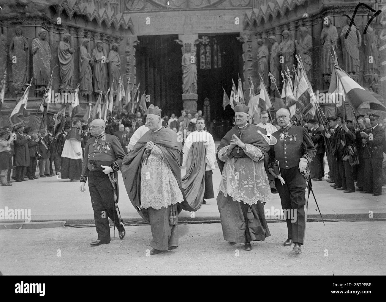 La cathédrale de Reims restaurée est inaugurée. Entièrement restauré après avoir été posé sur des ruines pendant la guerre. Des digneys catholiques du monde entier étaient présents à l'inauguration de la cathédrale de Rheim par le cardinal Suhard. Expositions de photos, Cardinal Hinsley, Archevêque de Westminster, quittant la Cathédrale. 11 juillet 1938 Banque D'Images