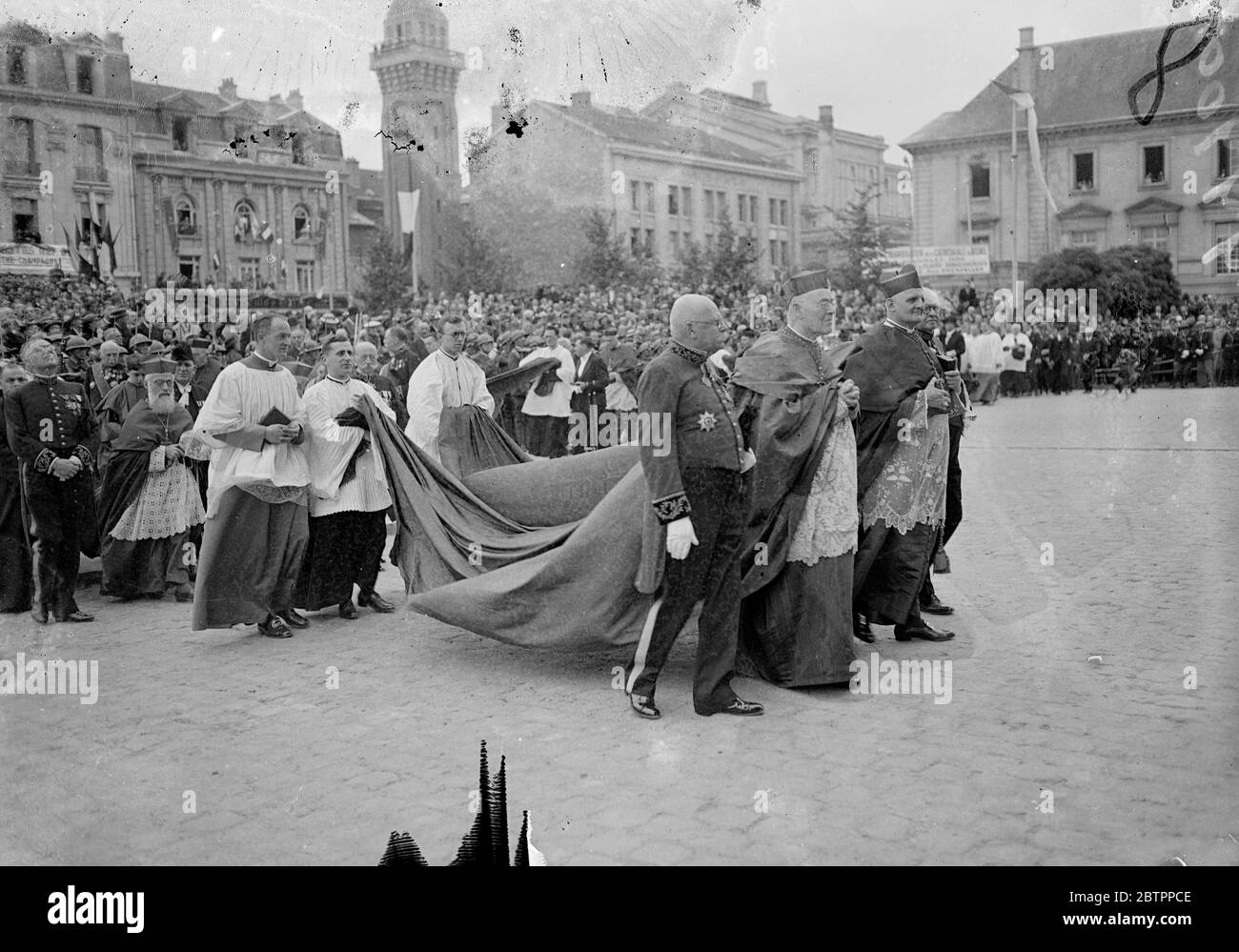 La cathédrale de Reims restaurée est inaugurée. Entièrement restauré après avoir été posé sur des ruines pendant la guerre. Des digneys catholiques du monde entier étaient présents à l'inauguration de la cathédrale de Rheim par le cardinal Suhard. Expositions de photos, Cardinal Hinsley, Archevêque de Westminster, quittant la Cathédrale. 11 juillet 1938 Banque D'Images