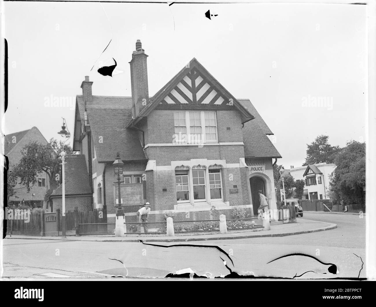 Pinner remporte la compétition police Gardens. Après quatre ans de dur labeur, l'inspecteur W C Deer et le gendarme de police S J Olver de Pinner (Middlesex) ont remporté la coupe de la Viscountess Byng pour le meilleur jardin de la compétition des jardins de police métropolitains. Le jardin du Pinner est de style rustique, avec des bains d'oiseaux et des ruches et a un verger magnifique. Expositions de photos, poste de police de Pinner. Autrichienne 16 août 1938 Banque D'Images