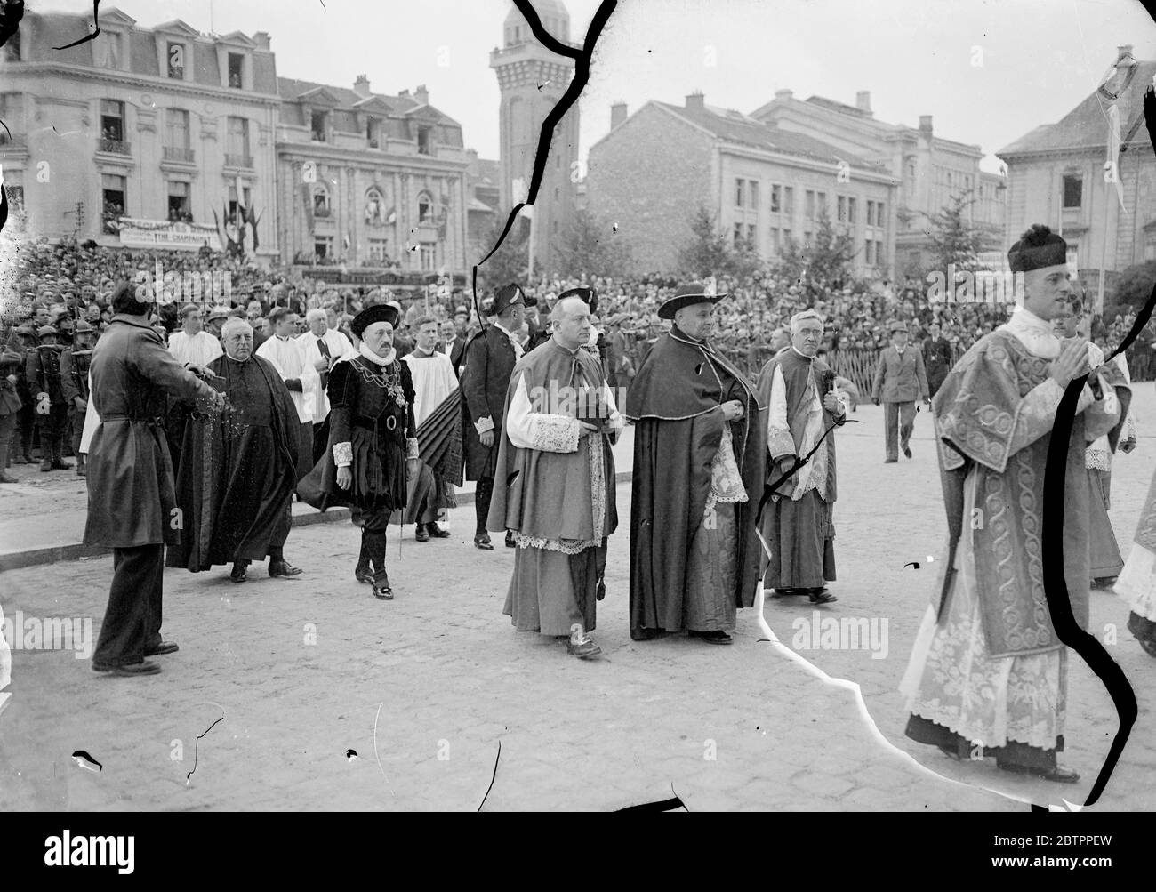 La cathédrale de Reims restaurée est inaugurée. Entièrement restauré après avoir été posé sur des ruines pendant la guerre. Des digneys catholiques du monde entier étaient présents à l'inauguration de la cathédrale de Rheim par le cardinal Suhard. Spectacles photo, Monseigneur Valerio Valeri, le Nonce apostolique, arrivant à la Cathédrale. 11 juillet 1938 Banque D'Images