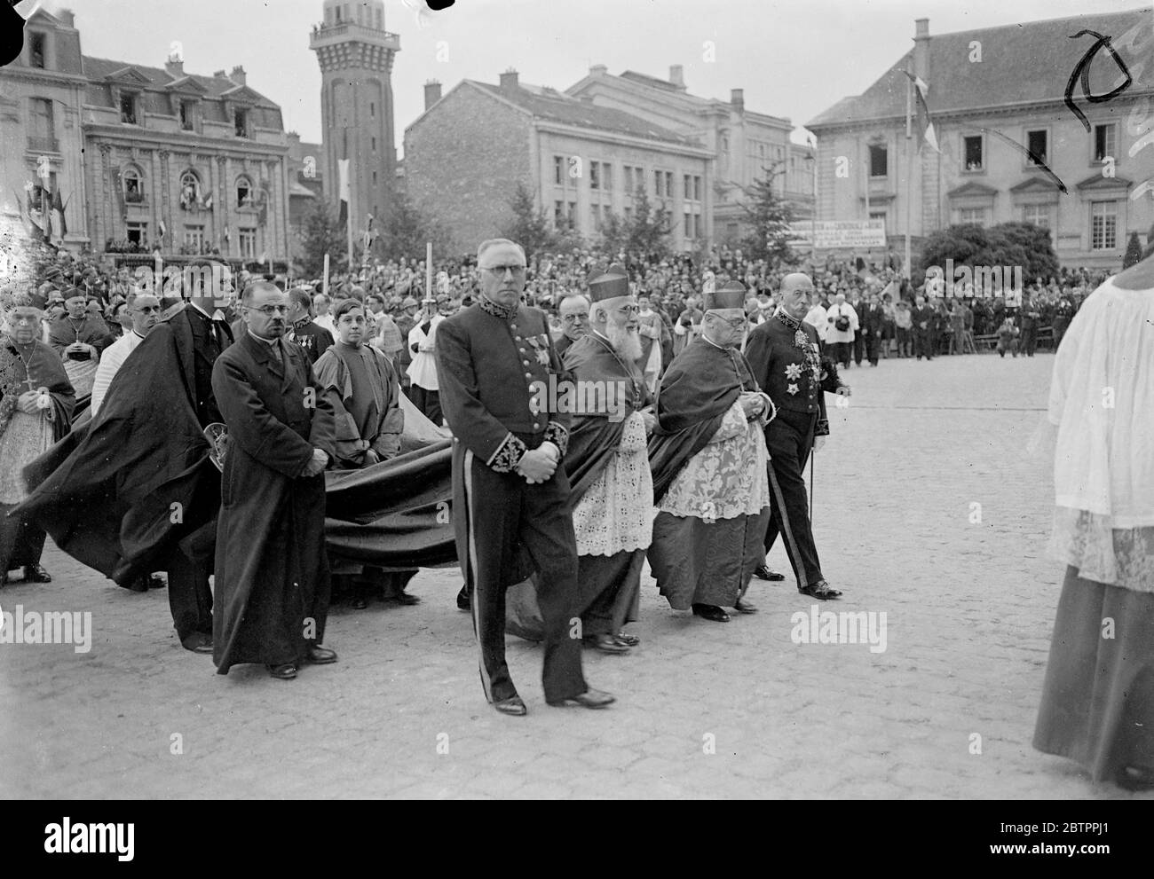 La cathédrale de Reims restaurée est inaugurée. Entièrement restauré après avoir été posé sur des ruines pendant la guerre. Des digneys catholiques du monde entier étaient présents à l'inauguration de la cathédrale de Rheim par le cardinal Suhard. Spectacles photo, Monseigneur Tapouni et Baudrillat à la cathédrale. 11 juillet 1938 Banque D'Images
