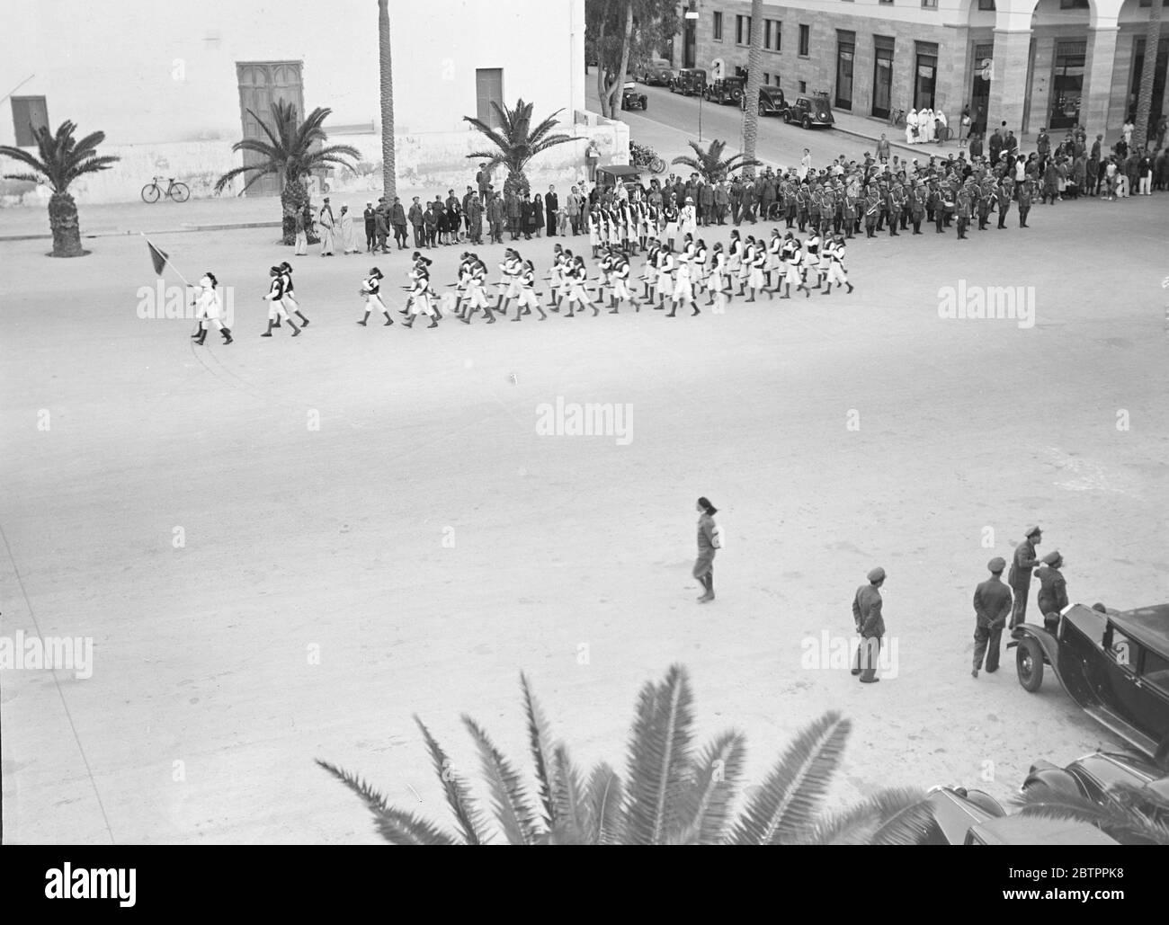 Marché libyen. Troupes en parade en uniformes traditionnels. Banque D'Images