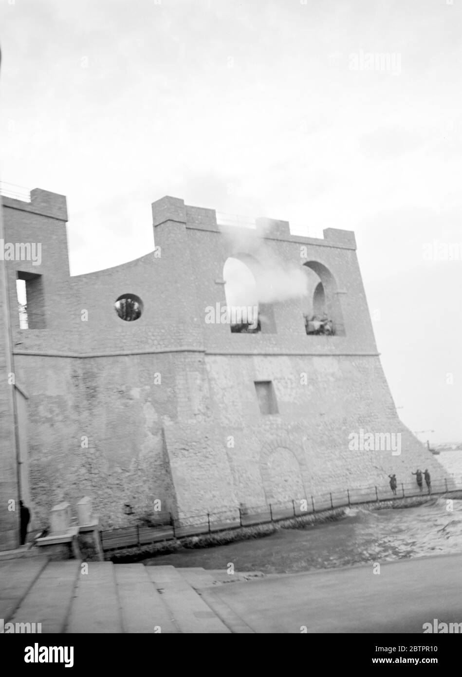 Marché libyen. Le salut fasciste, chaque soir au coucher du soleil, la vie de la ville animée s'arrête mort pendant une minute. Un spectacle d'armes annonce à la population le hauing des couleurs italiennes du sommet du château de Tripoli. La photo montre la scène au château. Banque D'Images