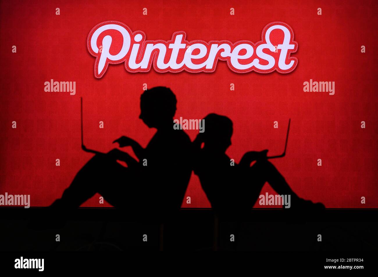 NEW YORK, ÉTATS-UNIS, 25. MAI 2020: Pinterest American image partage et service de médias sociaux enfants silhouette, assis ensemble et jouant sur leur lapte Banque D'Images