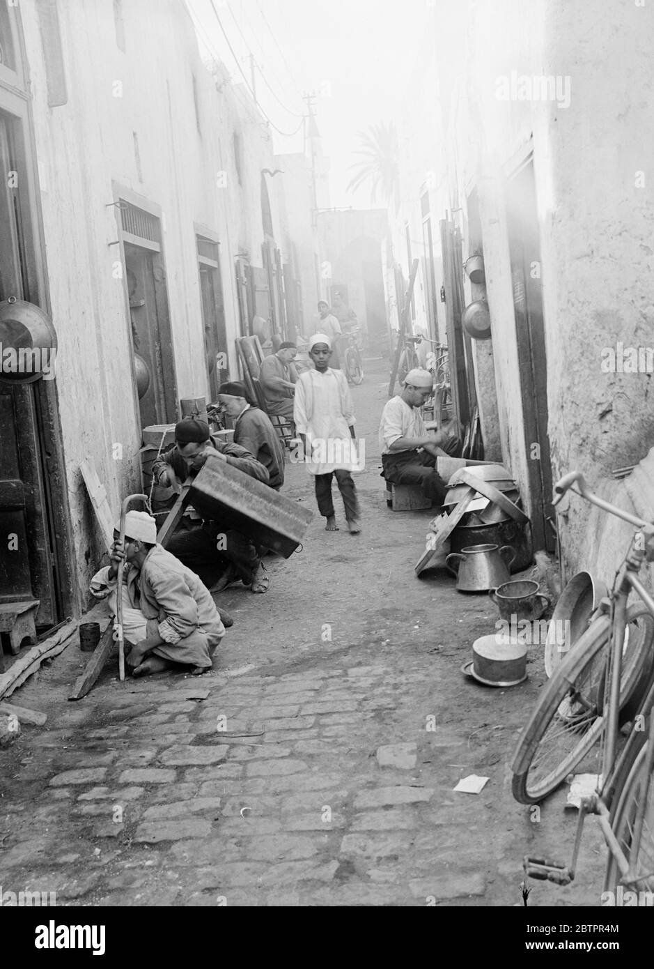 Tripoli. La section des bricoleurs et des métallurgistes constitue une partie spéciale du quartier natal de Tripoli. Les rues sont étroites, mais assez propres et beaucoup d'artisanat artistique est affiché. Banque D'Images