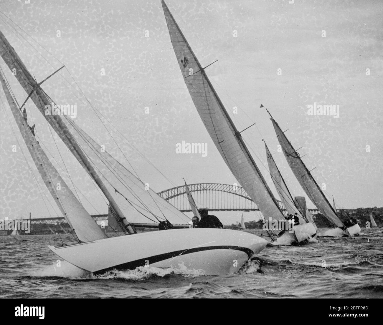 Près du vent. Les yachts qui se déferle à l'approche du vent dans le port de Sydney. 20 janvier 1938 Banque D'Images