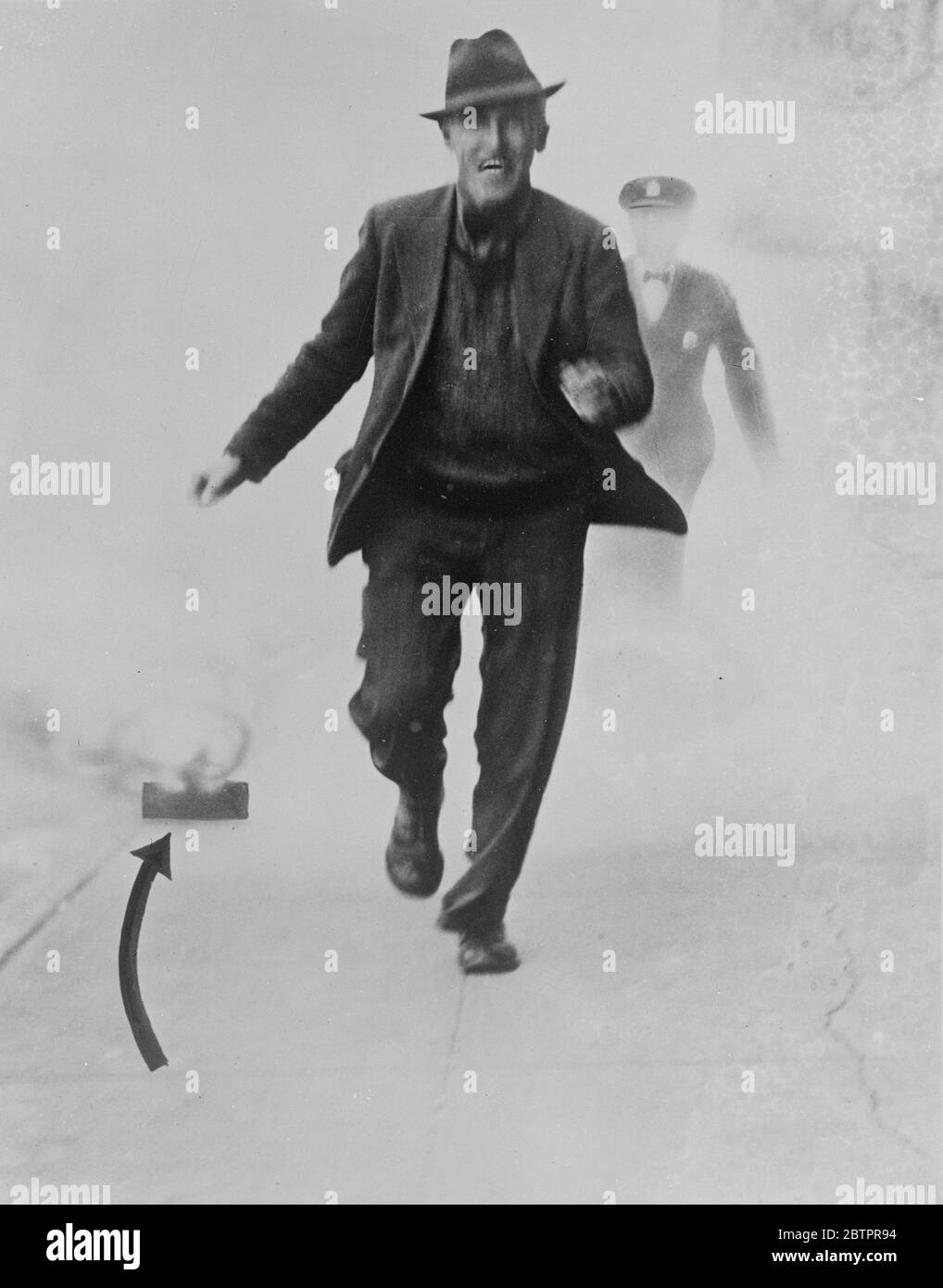 Sac de trucs. Il apporte des surprises désagréables aux voleurs de banque. Innocent en apparence, un nouveau sac utilisé par les passagers de banque américaine est aussi plein de surprises que le chapeau de conjuré, et ils ne sont pas à moitié aussi agréables. Si le messager est approché par un voleur, une traction d'un petit anneau attaché au sac met en mouvement un mécanisme qui déclenche quatre coups. Si le sac est arraché, un nuage dense de fumée jaune s'enserre. La fumée est sans danger. En plein air, mais si le Robert transporte le sac dans une voiture pour une escapade, les vapeurs deviennent trop futases et il est forcé de sortir, laissant le sac derrière. Photo s Banque D'Images