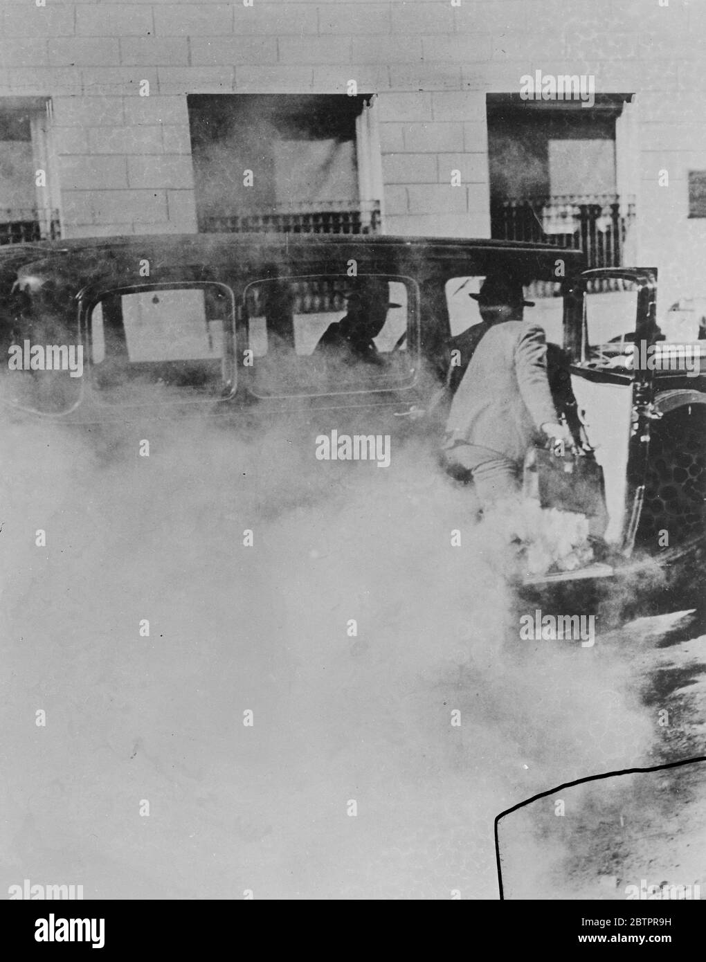 Sac de trucs. Il apporte des surprises désagréables aux voleurs de banque. Innocent en apparence, un nouveau sac utilisé par les passagers de banque américaine est aussi plein de surprises que le chapeau de conjuré, et ils ne sont pas à moitié aussi agréables. Si le messager est approché par un voleur, une traction d'un petit anneau attaché au sac met en mouvement un mécanisme qui déclenche quatre coups. Si le sac est arraché, un nuage dense de fumée jaune s'enserre. La fumée est sans danger. En plein air, mais si le Robert transporte le sac dans une voiture pour une escapade, les vapeurs deviennent trop futases et il est forcé de sortir, laissant le sac derrière. Photo s Banque D'Images