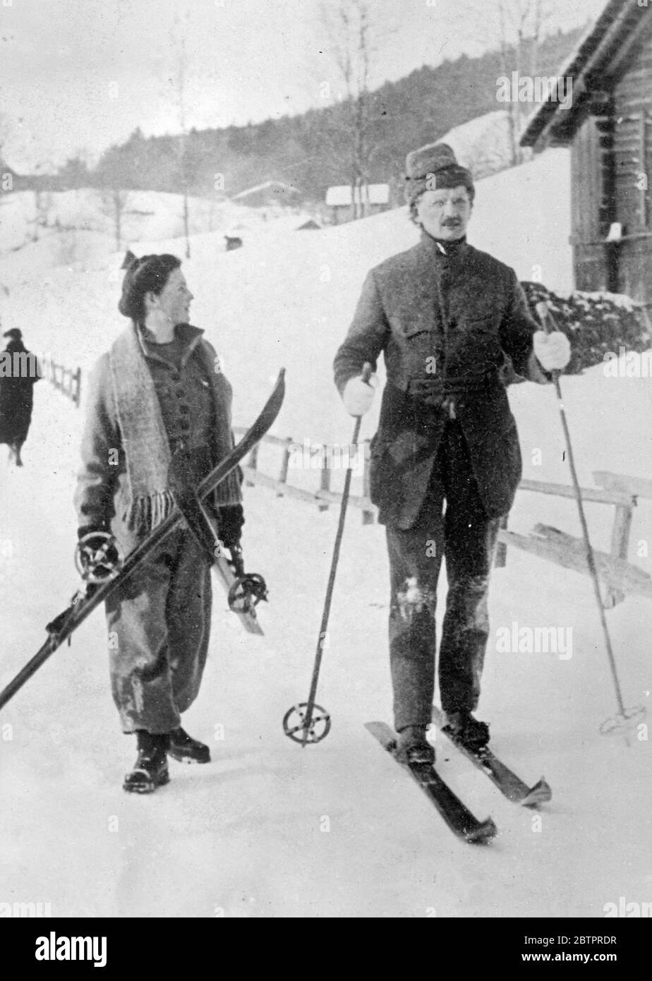 Professeur Piccard sur les skis. Le professeur Auguste Piccard, le stratosphère belge, passe des vacances d'hiver à Grindelwald en Suisse. 7 janvier 1938 Banque D'Images