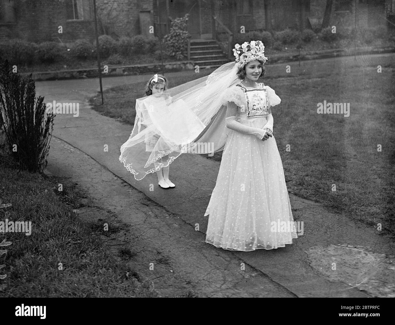 Mai Reine en janvier!. Une fille irlandaise choisie comme May Queen à Londres. Mlle Ayleen McCulloch, une fille irlandaise qui vit actuellement à Selsdon's, Surrey, a été élue « Reine de Londres » quatre 1938, aux élections annuelles au Trevena Hall, à Balham. Mlle McCulloch a 12 ans. Des spectacles de photos, Mlle Ayleen McCulloch, portant sa couronne et ses robes, après son élection comme Reine de mai de Londres. 1er janvier 1938 Banque D'Images