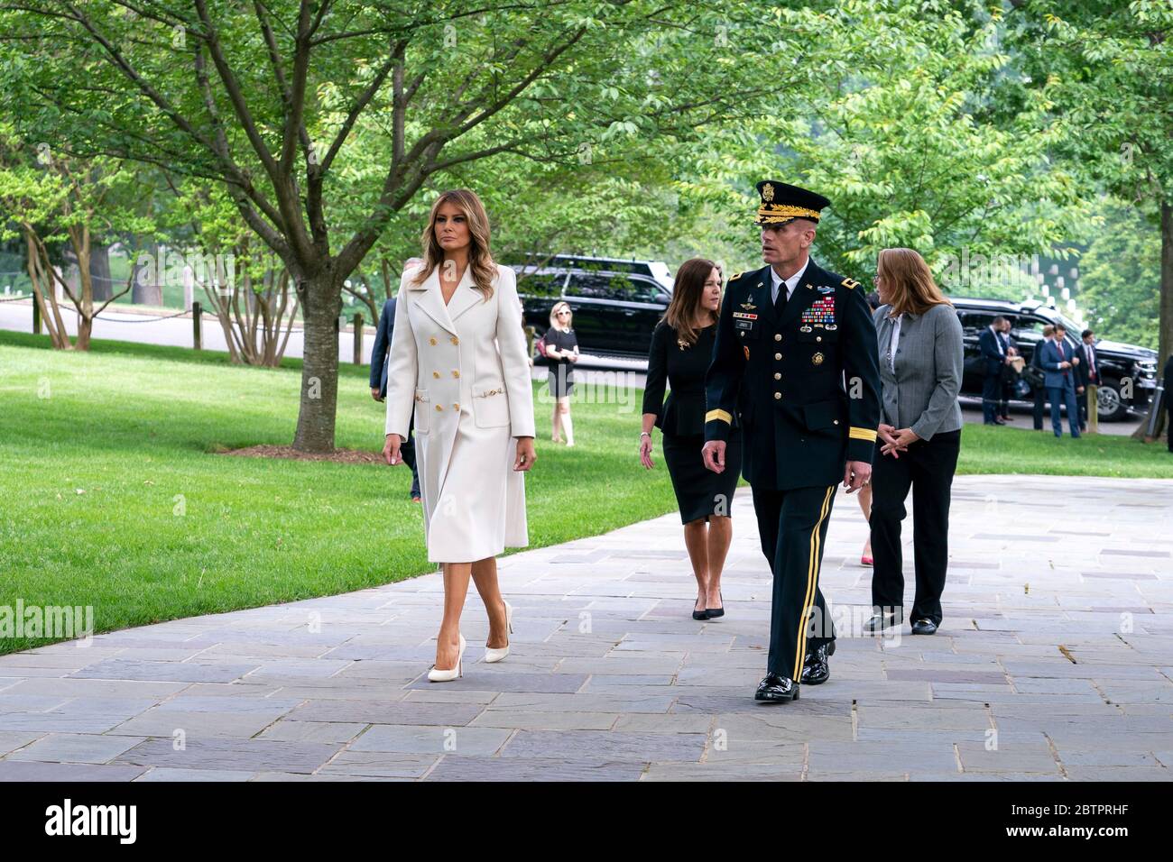 La première dame des États-Unis Melania Trump est escortée par le général de l'armée américaine Omar Jones, alors que Karen Pence et Leah Esper suivent derrière eux à leur arrivée pour la cérémonie présidentielle de dépôt de couronnes en l'honneur du Memorial Day au cimetière national d'Arlington le 25 mai 2020 à Arlington, en Virginie. Banque D'Images