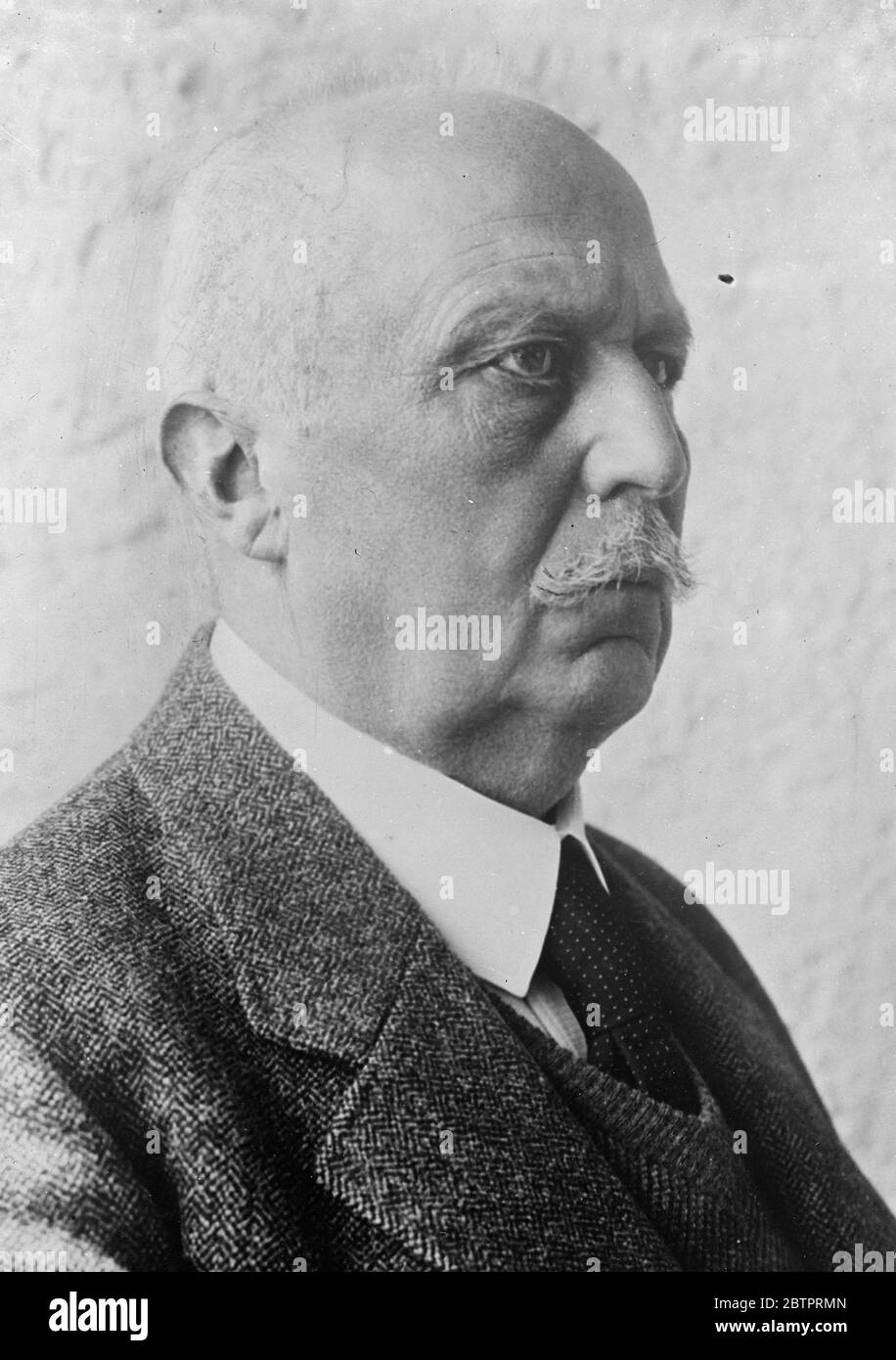 Le général Ludendorff a déclaré mourir. Le général Ludendorff, ancien commandant en chef de l'armée allemande, est mort. Il est gravement malade depuis un certain temps dans une clinique privée de soins infirmiers à Munich et a subi une rechute soudaine. Il a récemment subi une opération de vésicule biliaire. Le général est âgé de 72 ans. Photos, la dernière photo du général Ludendorff prise cet été chez Tutzing, près de Munich. 30 novembre 1937 Banque D'Images