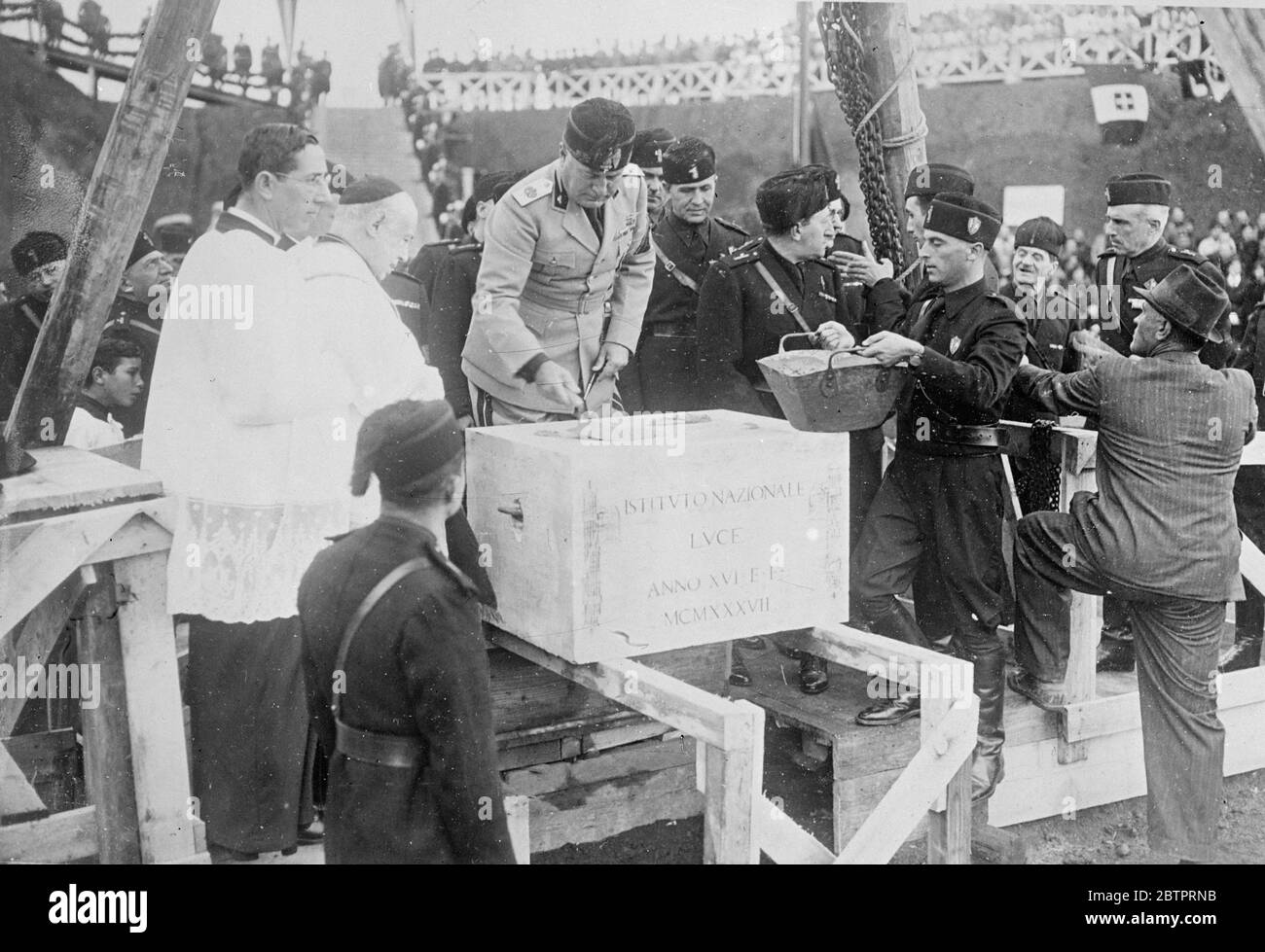 Les « préannonces » de Mussolini. Duce pose la pierre de fond à Cinema City. Signor Mussolini a posé la pierre de fondation du nouveau bâtiment de l'Institut Duce à Cinema City, le Hollywood d'Italie près de Rome. L'Institut Duce est une organisation éducative, contrôlée par le gouvernement italien et qui utilise largement les films. 13 novembre 1937 Banque D'Images