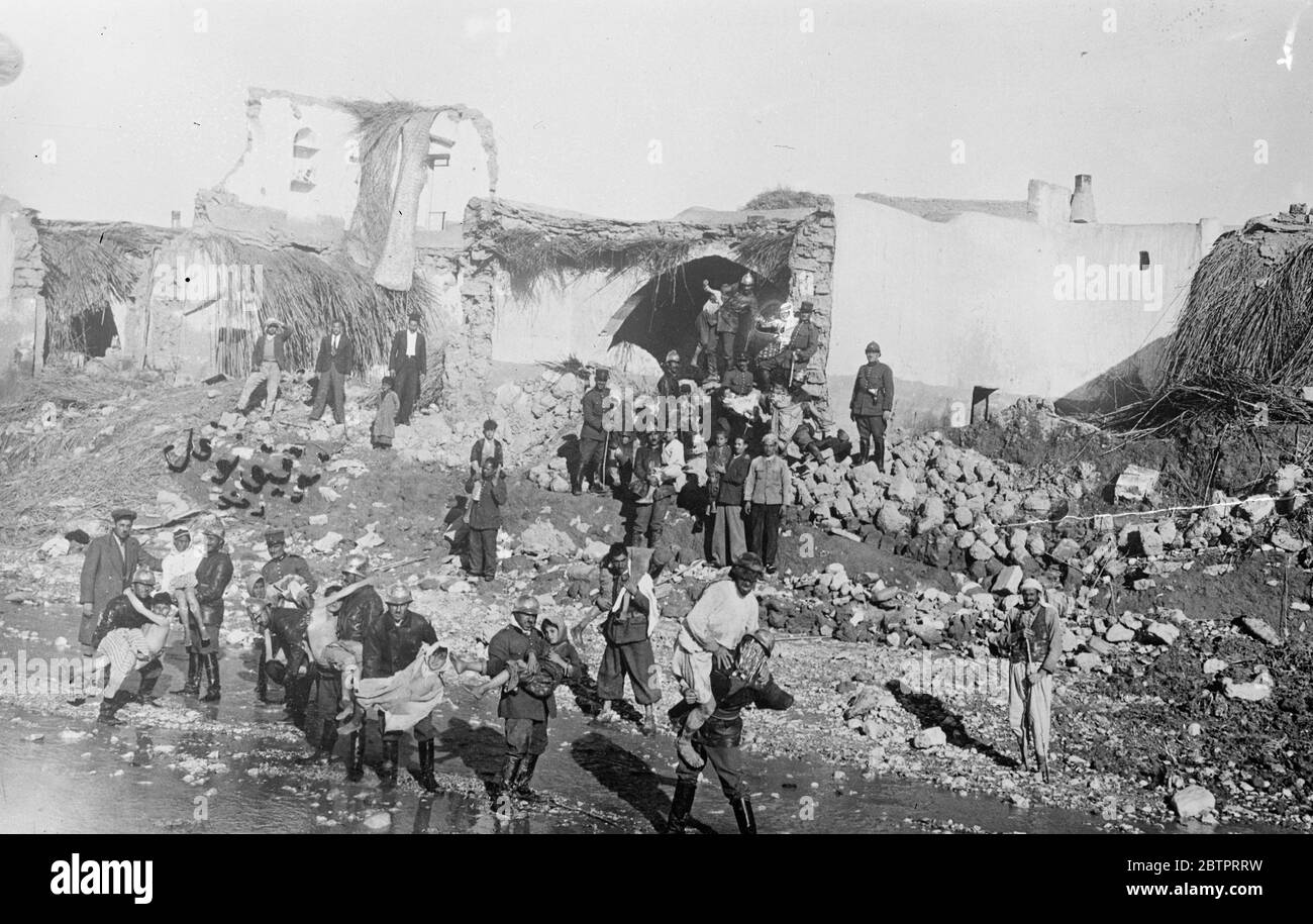 Des centaines de morts dans les inondations syriennes. Des villages anéantis par la catastrophe. 350 personnes ont perdu la vie dans les inondations désastreuses qui ont causé une destruction généralisée près de Damas en Syrie. Des villages entiers ont été effacés et des escadrons de secours envoyés aux victimes par le gouvernement ont travaillé nuit et jour pour amener les sans-abri en toute sécurité. Expositions de photos, villages de Dmeir recherchant les ruines de leurs maisons pour les corps de parents et les biens de ménage. 10 novembre 1937 Banque D'Images