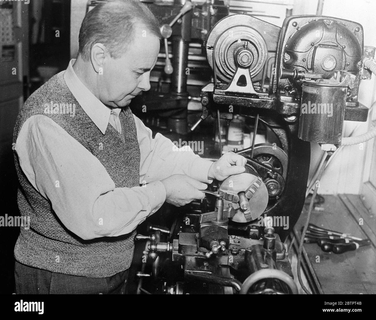 Pianiste de renommée mondiale est inventeur. Produit un appareil pour faciliter la lecture. Josef Hoffman, pianiste de renommée mondiale, est un inventeur. Dans son temps libre et garde ses mains et son cerveau en parfait état. En travaillant dans l'atelier de machines. Il a construit sa maison à Philadelphie (USA). Parmi ses nombreuses inventions, il y a un dispositif qui améliore l'action clé des pianos, de sorte que le joueur dépense moins d'énergie. Cela lui sera utile, car, pendant un concert de deux heures, il frappe les clés plusieurs centaines de milliers de fois. Banque D'Images