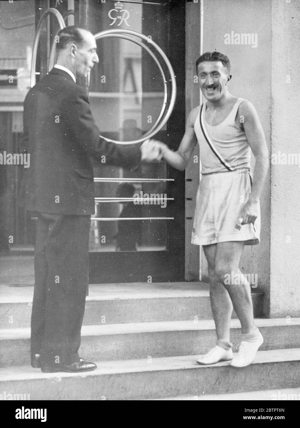 L'athlète anglais termine la course à travers la Manche. M. Kenneth Bailey, l'athlète de Bournemouth, a atteint le pavillon britannique à l'exposition de Paris. Après avoir parcouru la Manche de Bournemouth à Southampton, puis à travers la France. Bailey, a embarqué à bord de la « Reine Mary » à Southampton et a couru autour des ponts du paquebot pendant qu'elle traversait la Manche. Des expositions de photos, M. Kenneth Bailey, ont été accueillies à l'arrivée au pavillon britannique à l'exposition de Paris. 14 novembre 1937 Banque D'Images