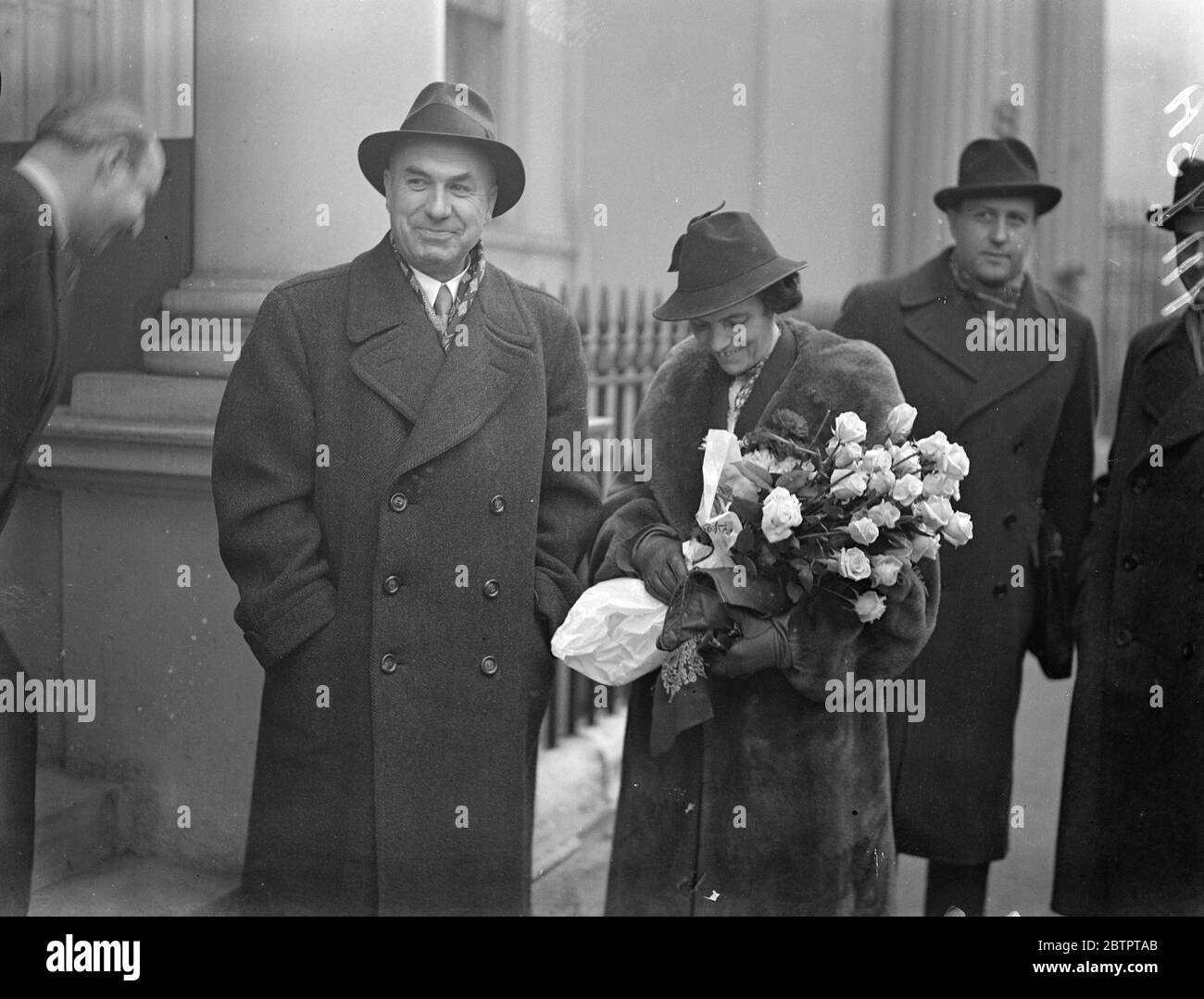 Le directeur de la route allemande arrive à Londres. Le Dr Fritz Todt, inspecteur général allemand des routes, est arrivé à Londres. Le Dr Todt, qui est responsable des célèbres autoroutes automobiles allemandes, est venu pour le Congrès des travaux publics au Royal Agricultural Hall, Islington, et sera également l'invité du groupe routier des députés. Des spectacles photo, le Dr Fritz Todt et sa femme, arrivent à l'ambassade allemande de Londres. 16 novembre 1937 Banque D'Images